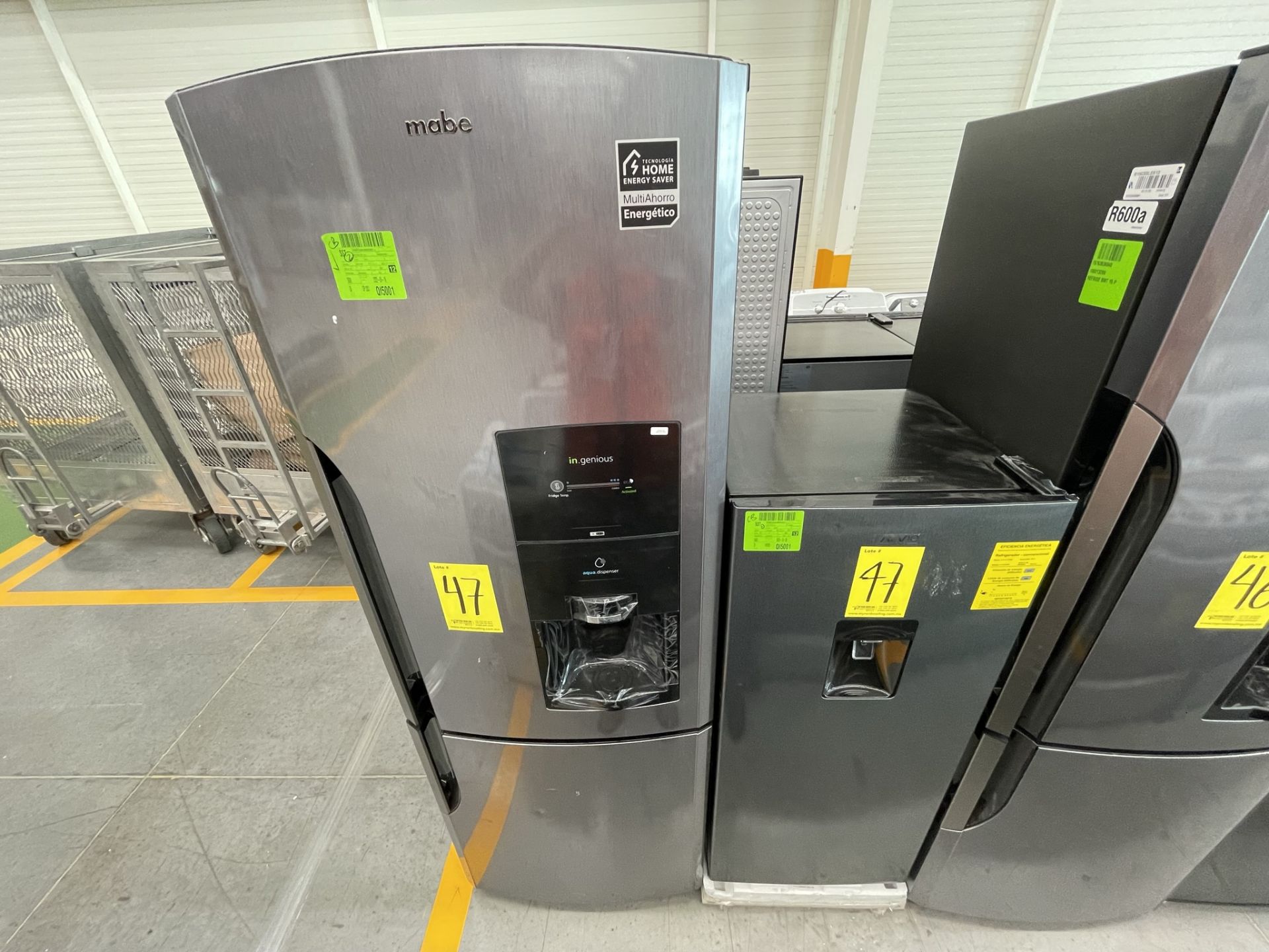 Lote de 2 Refrigeradores contiene: 1 Refrigerador con dispensador de agua Marca MABE, Modelo RMB400