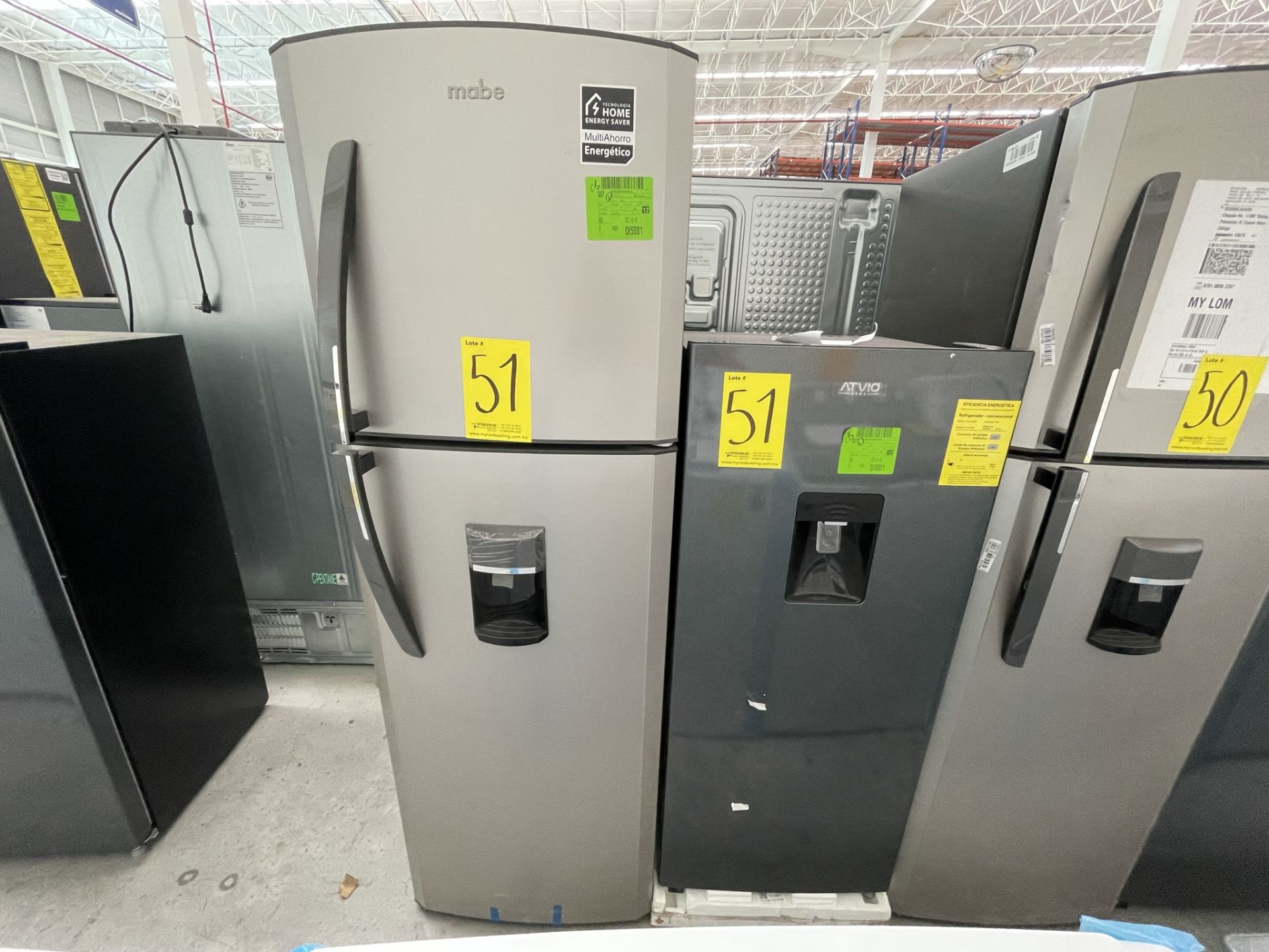 Lote de 2 Refrigeradores contiene: 1 Refrigerador con dispensador de agua Marca MABE, Modelo RMA250 - Image 4 of 13