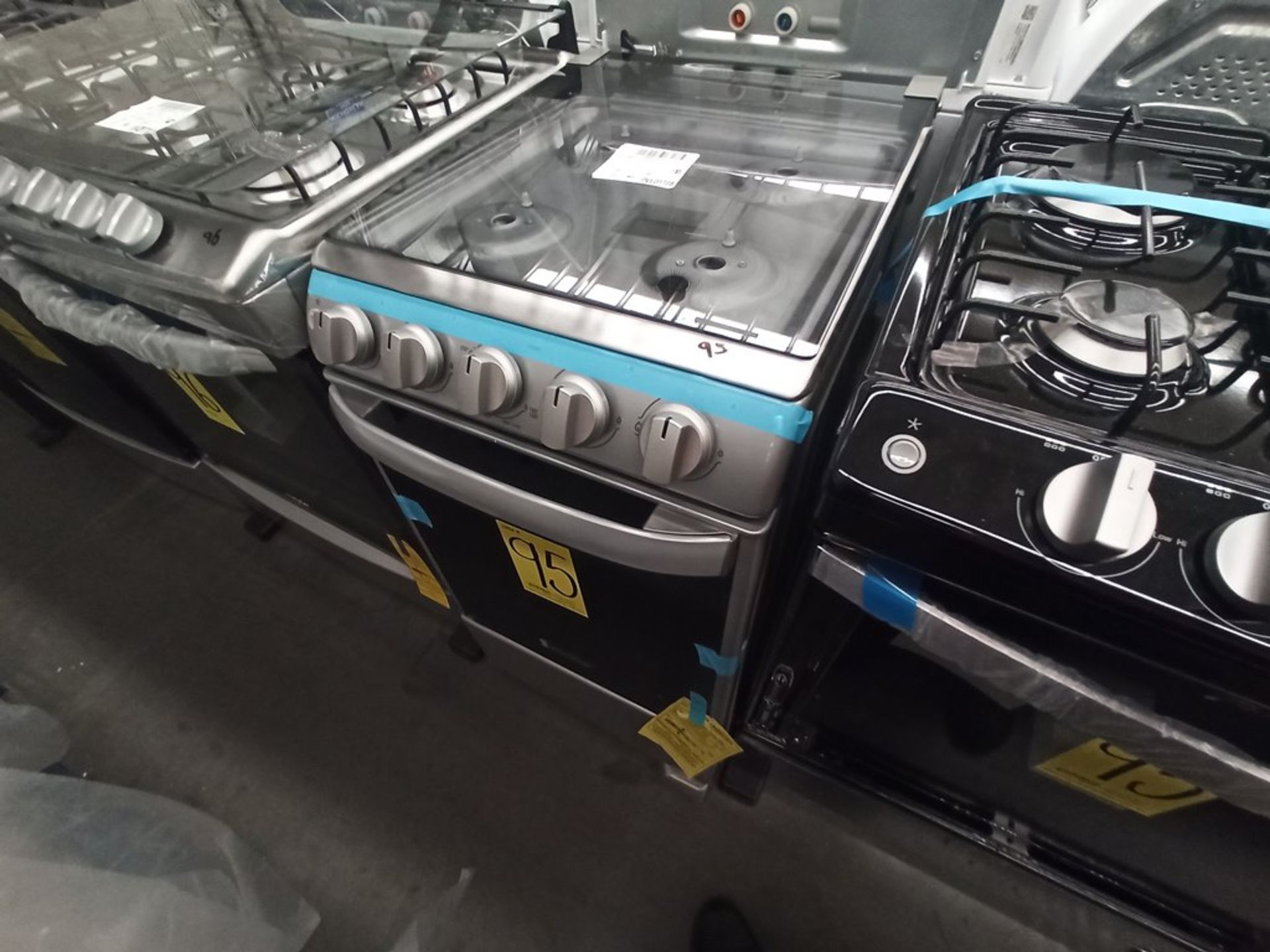 Lote de 2 estufas contiene: 1 Estufa de 6 quemadores Marca WHIRLPOOL, Modelo WFR3000B00, Serie VEB2 - Image 3 of 12