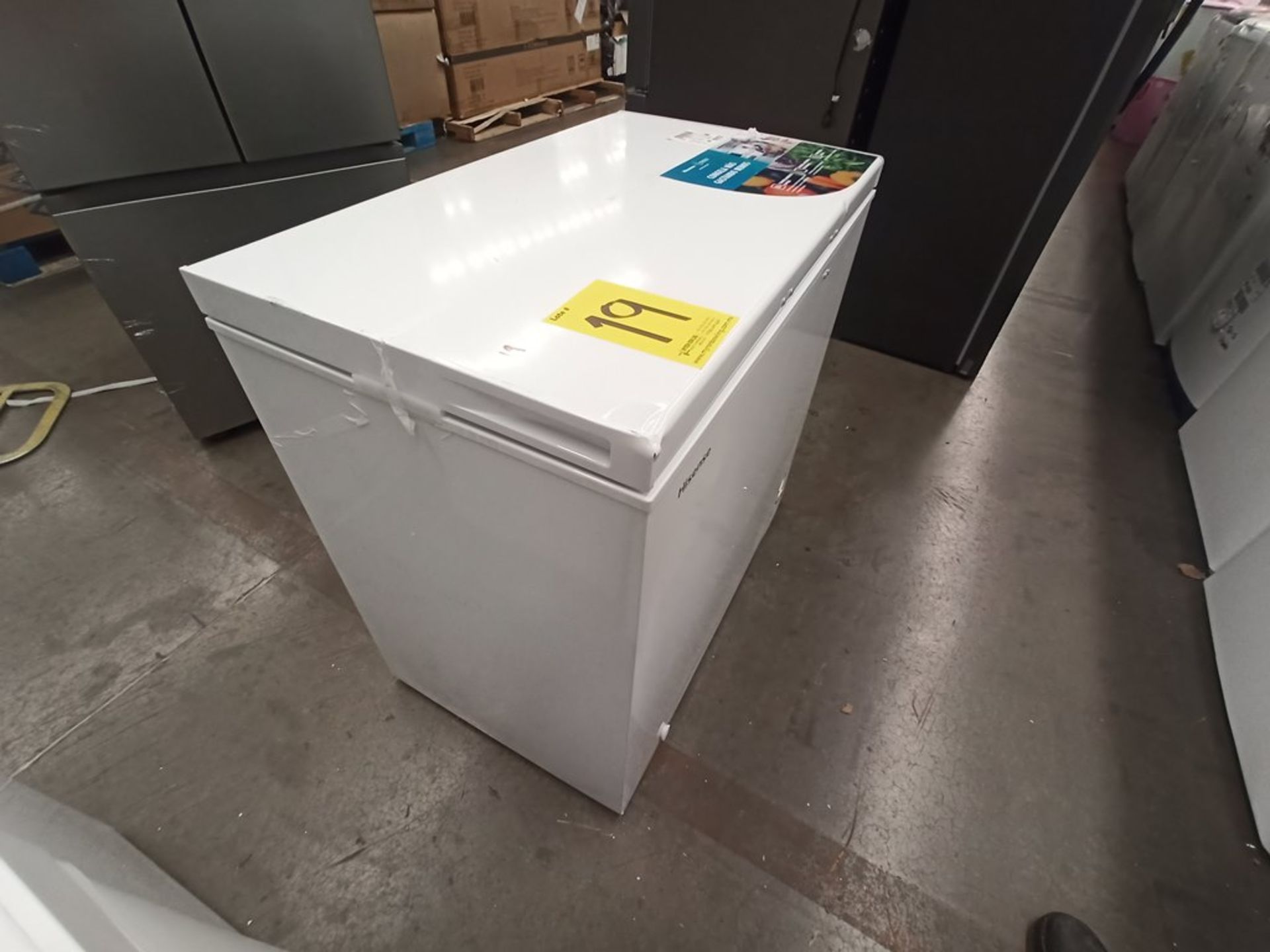 Lote de 2 congeladores contiene: 1 congelador Marca HISENSE, Modelo FC70D6BWX, Serie S20467, Color - Image 2 of 11