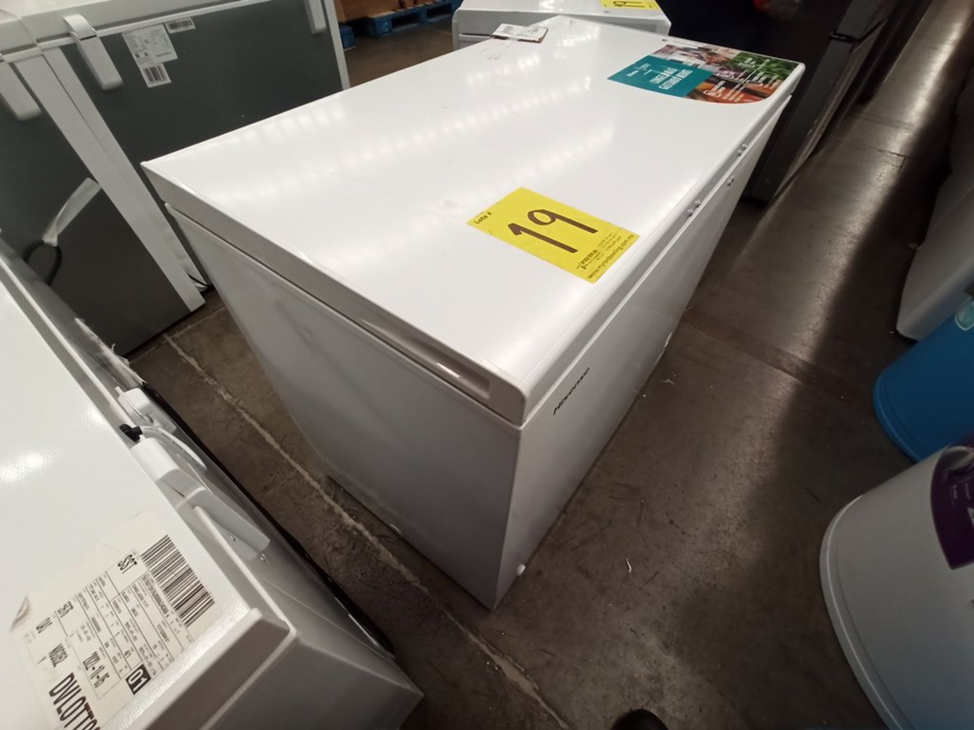 Lote de 2 congeladores contiene: 1 congelador Marca HISENSE, Modelo FC70D6BWX, Serie S20467, Color - Image 9 of 11