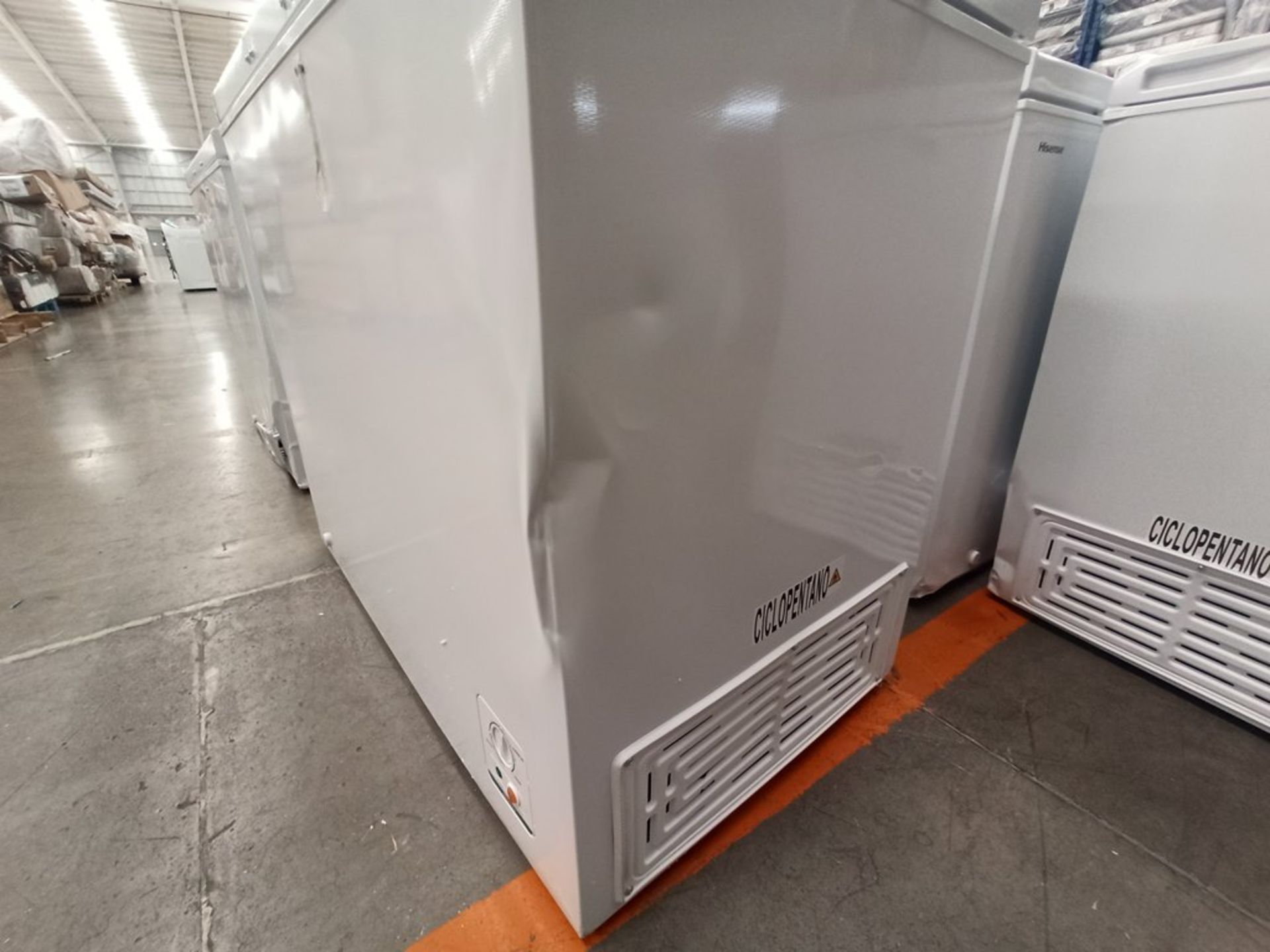 Lote de 2 congeladores contiene: 1 congelador Marca HISENSE, Modelo FC70D6BWX, Serie S20437, Color - Image 13 of 15
