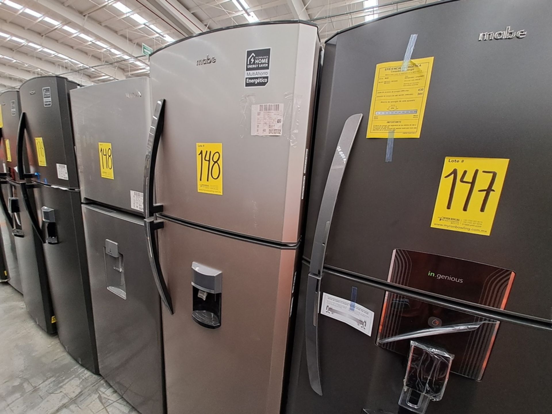 (Equipo nuevo) Lote de 2 refrigeradores contiene: 1 refrigerador con dispensador de agua Marca MABE - Image 3 of 10