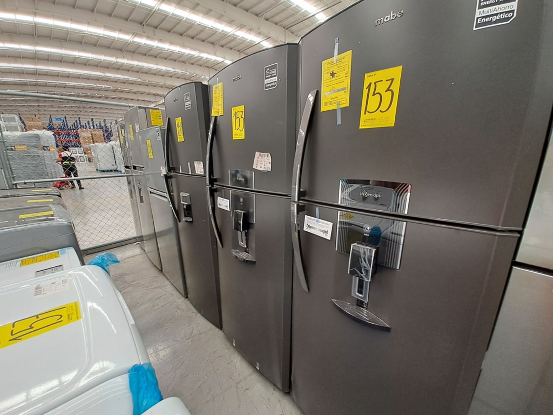 (Equipo nuevo) Lote de 2 refrigeradores contiene: 1 refrigerador con dispensador de agua Marca MABE - Image 2 of 10