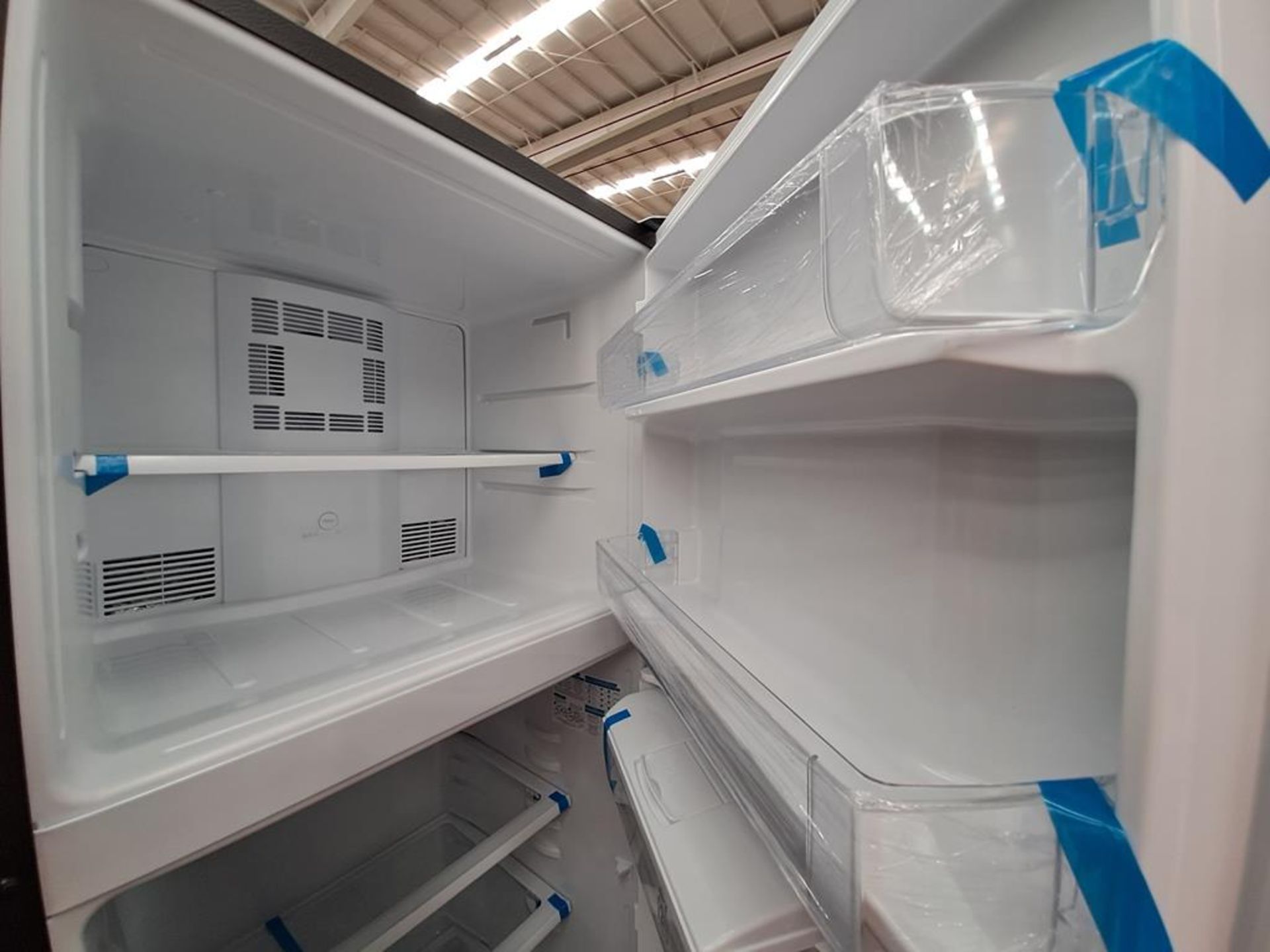 (Equipo nuevo) Lote de 2 refrigeradores contiene: 1 refrigerador con dispensador de agua Marca MABE - Image 8 of 10