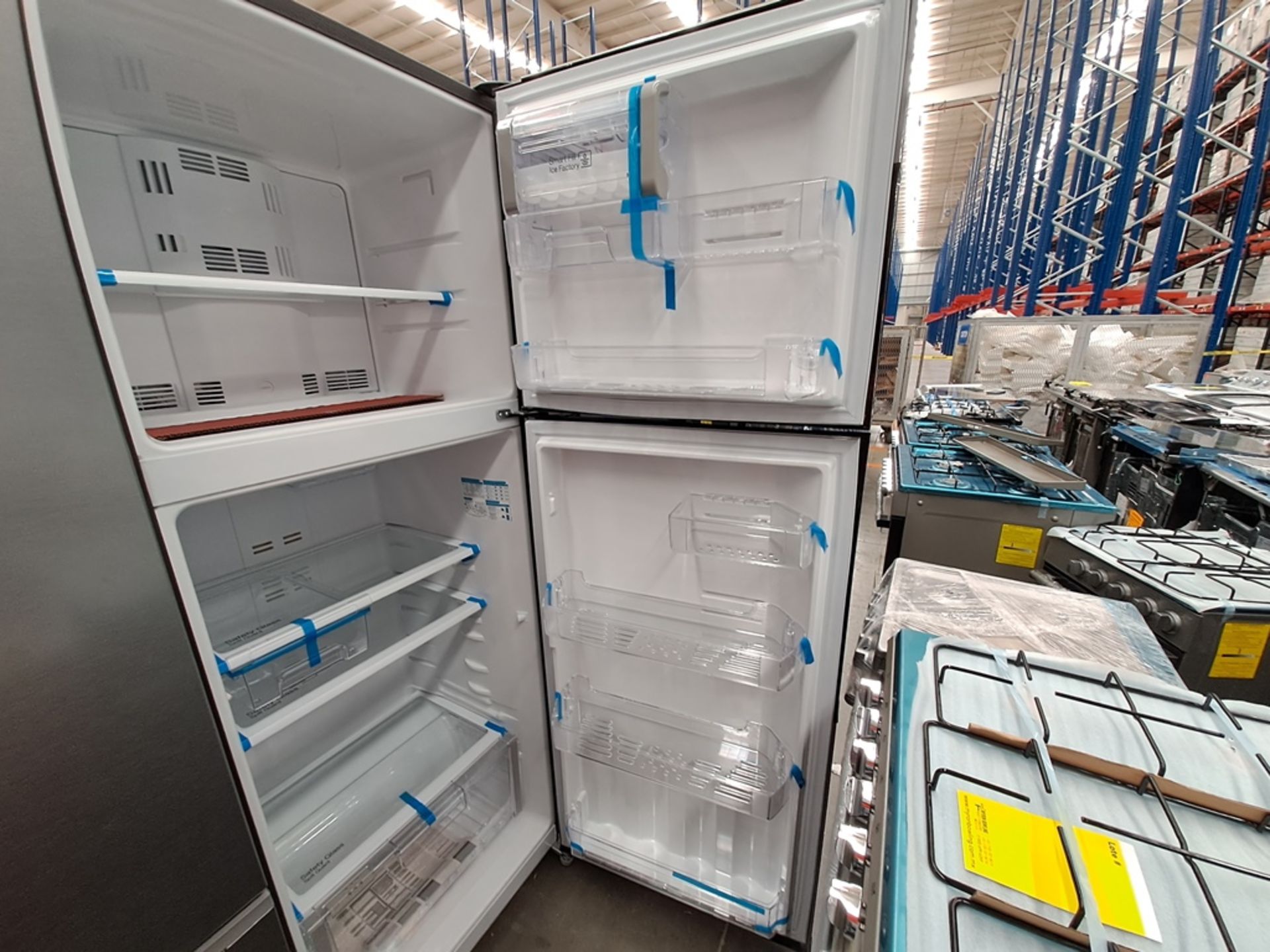 Lote de 2 refrigeradores contiene: 1 Refrigerador con dispensador de agua Marca MABE, Modelo MRT400 - Image 8 of 9