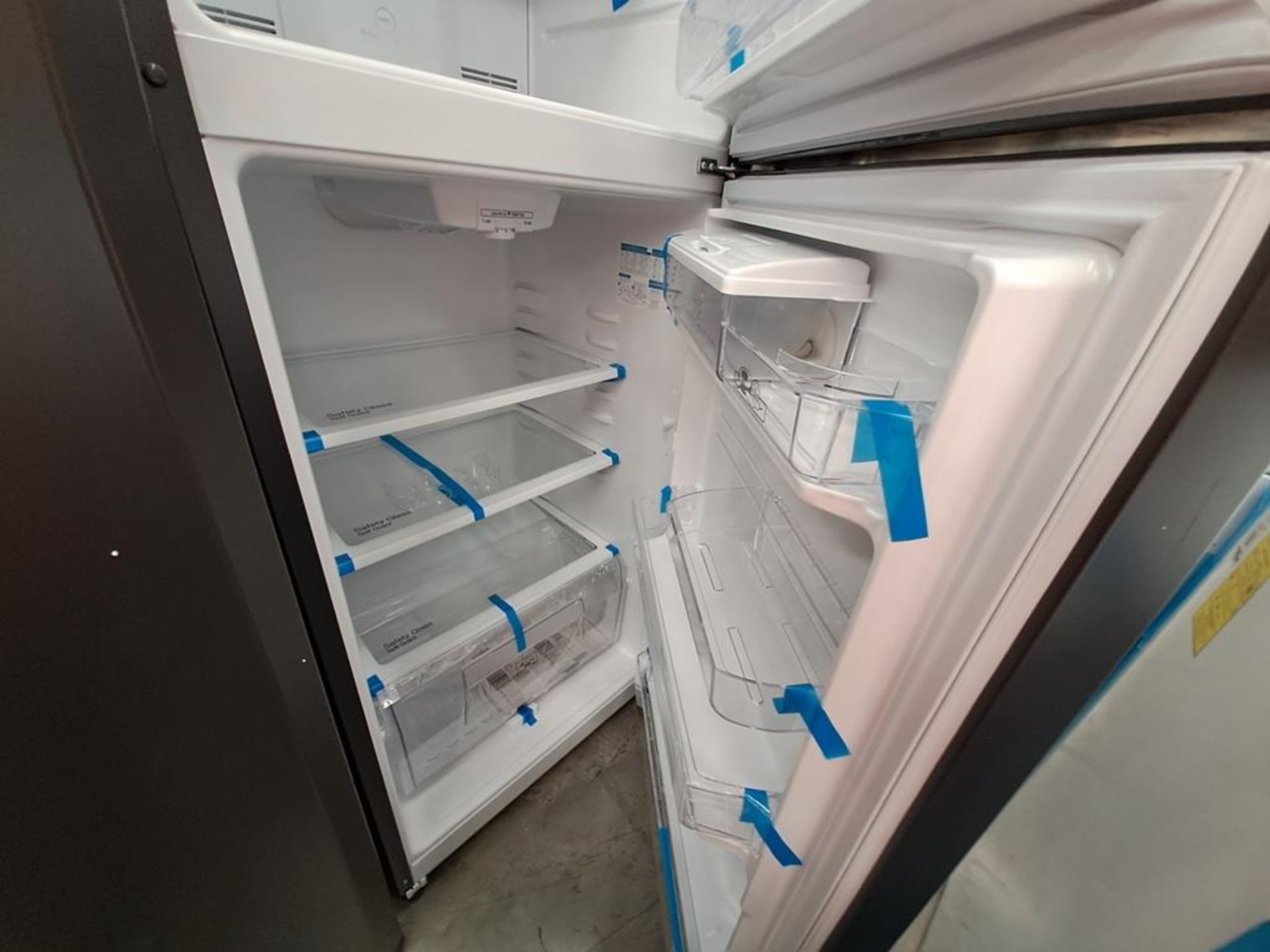(Equipo nuevo) Lote de 2 refrigeradores contiene: 1 refrigerador con dispensador de agua Marca MABE - Image 7 of 10