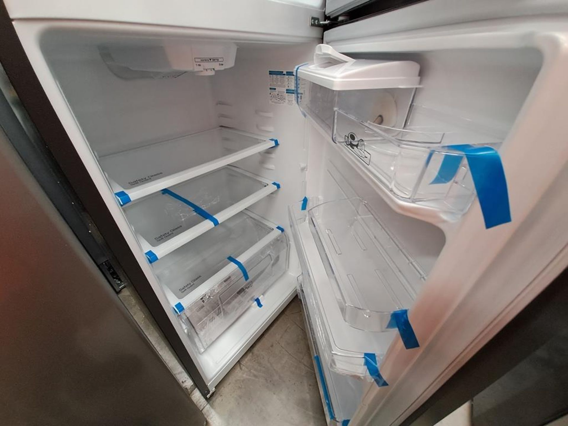 (Equipo nuevo) Lote de 2 refrigeradores contiene: 1 refrigerador con dispensador de agua Marca MABE - Image 9 of 10