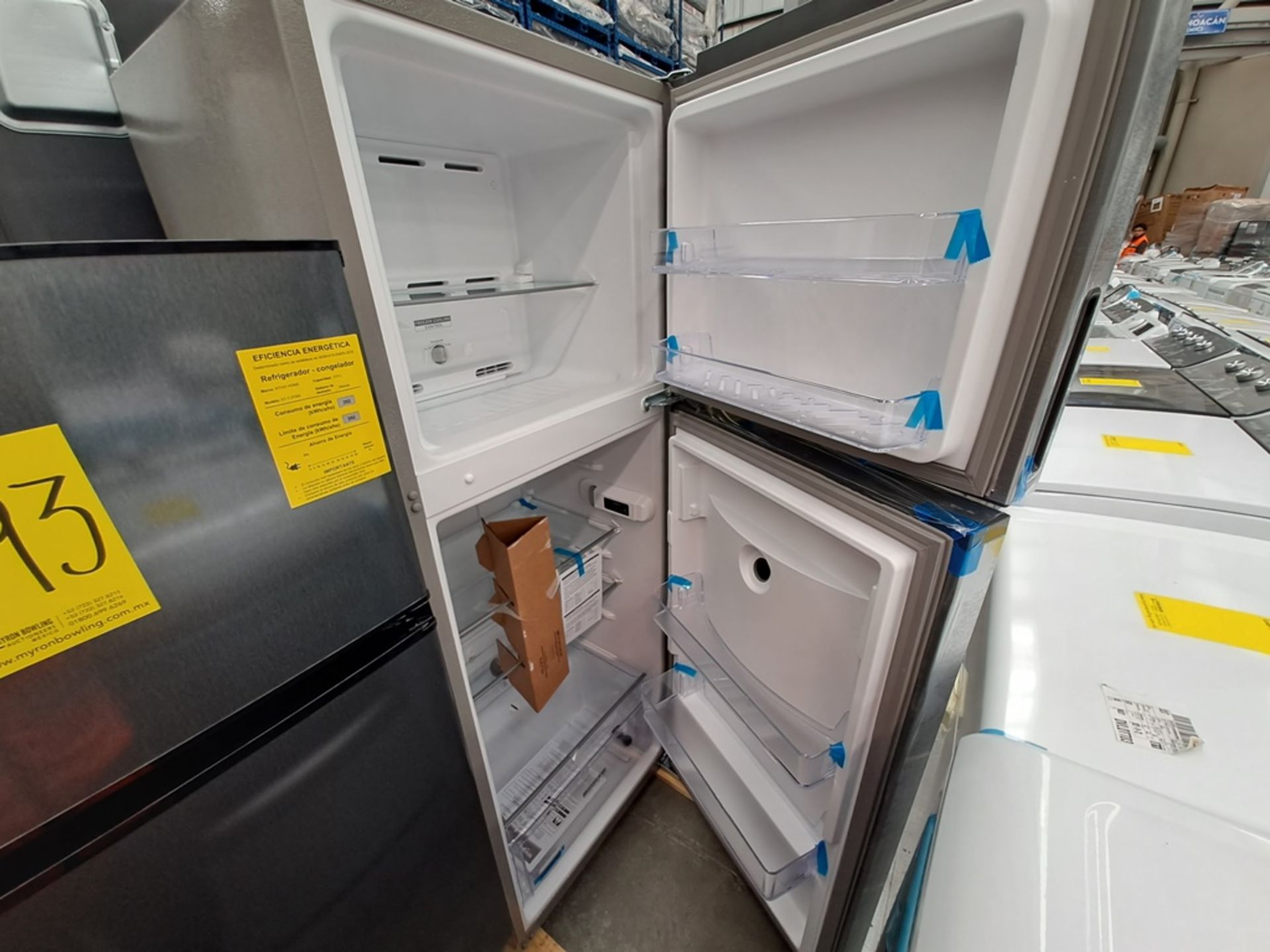 Lote de 2 refrigeradores contiene: 1 Refrigerador con dispensador de agua Marca WHIRLPOOL, Modelo W - Image 9 of 10