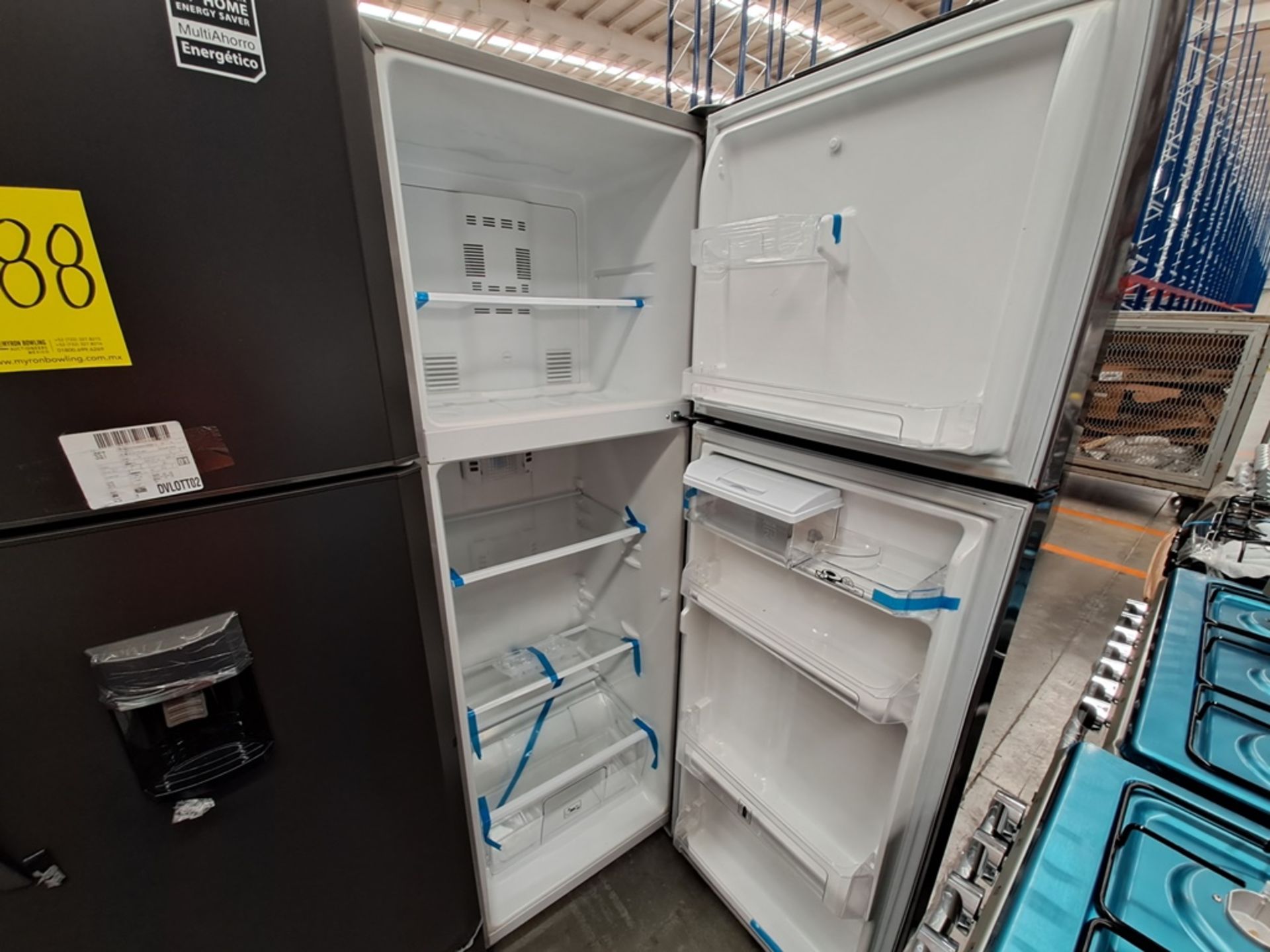 (Daño estético) Lote de 2 refrigeradores contiene: 1 Refrigerador con dispensador de agua Marca MAB - Image 4 of 8
