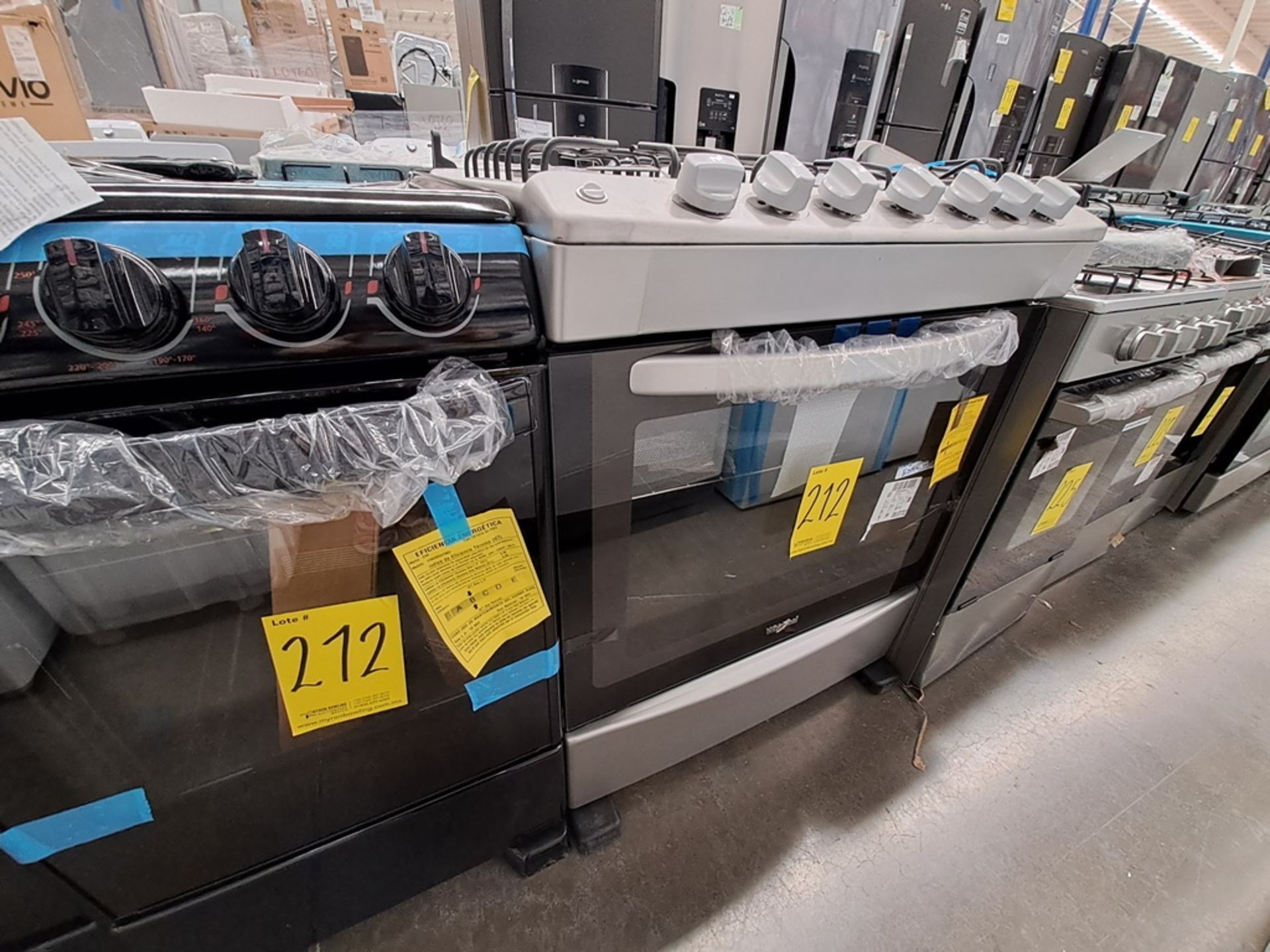 (Daño estético) Lote de 2 estufas contiene: 1 Estufa de 6 quemadores Marca WHIRLPOOL, Modelo WF7419 - Image 2 of 9