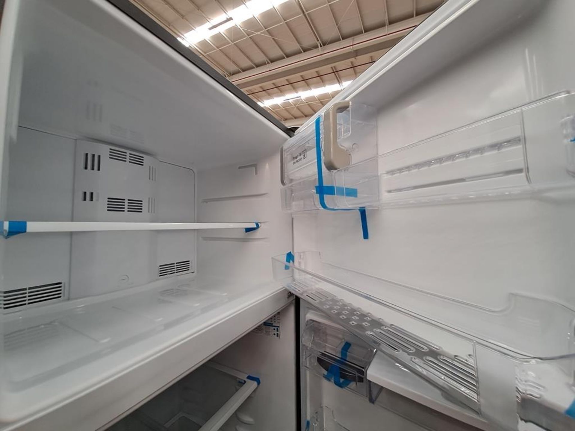 (Equipo nuevo) Lote de 2 refrigeradores contiene: 1 refrigerador con dispensador de agua Marca MABE - Image 6 of 9