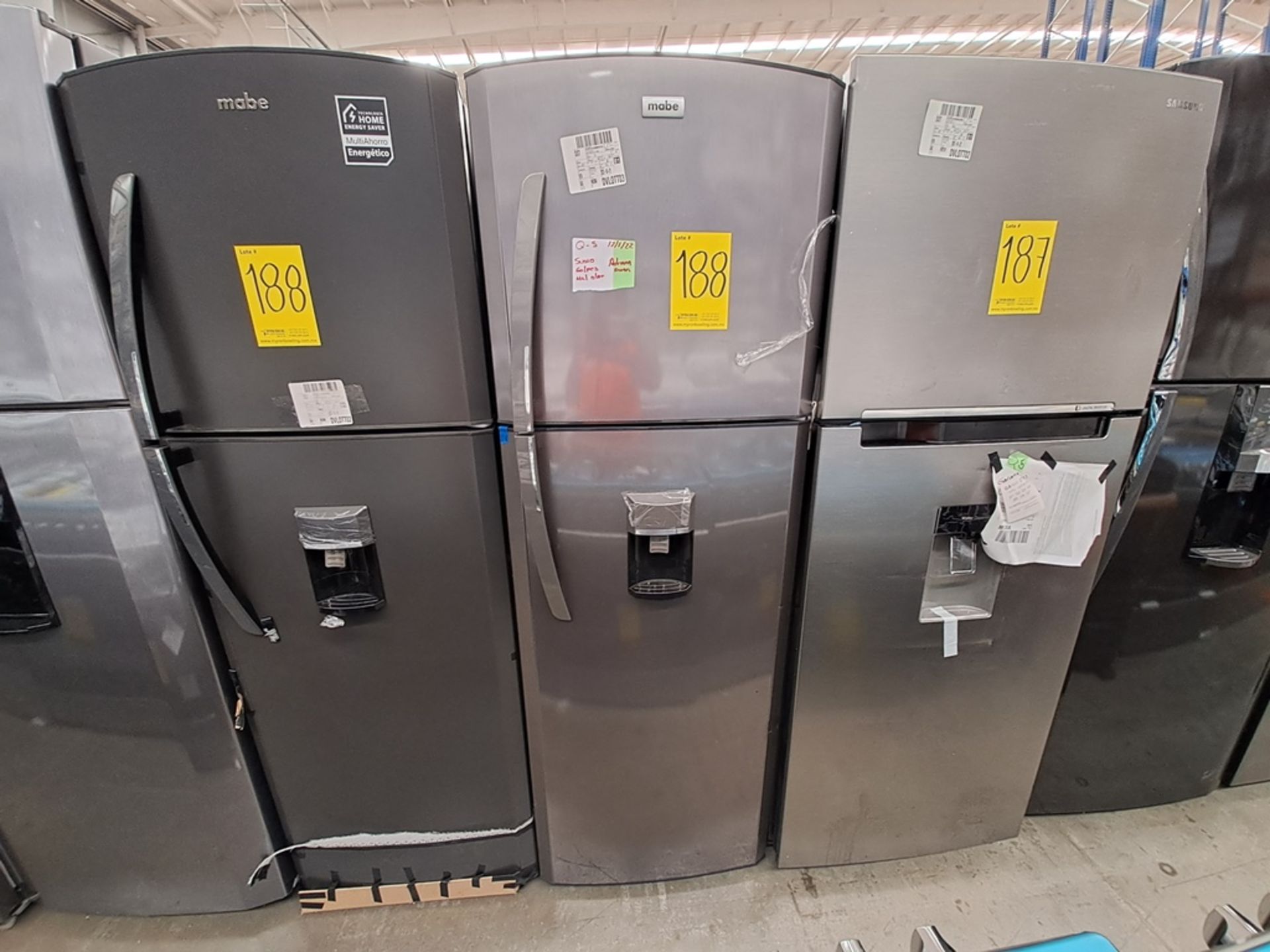 (Daño estético) Lote de 2 refrigeradores contiene: 1 Refrigerador con dispensador de agua Marca MAB
