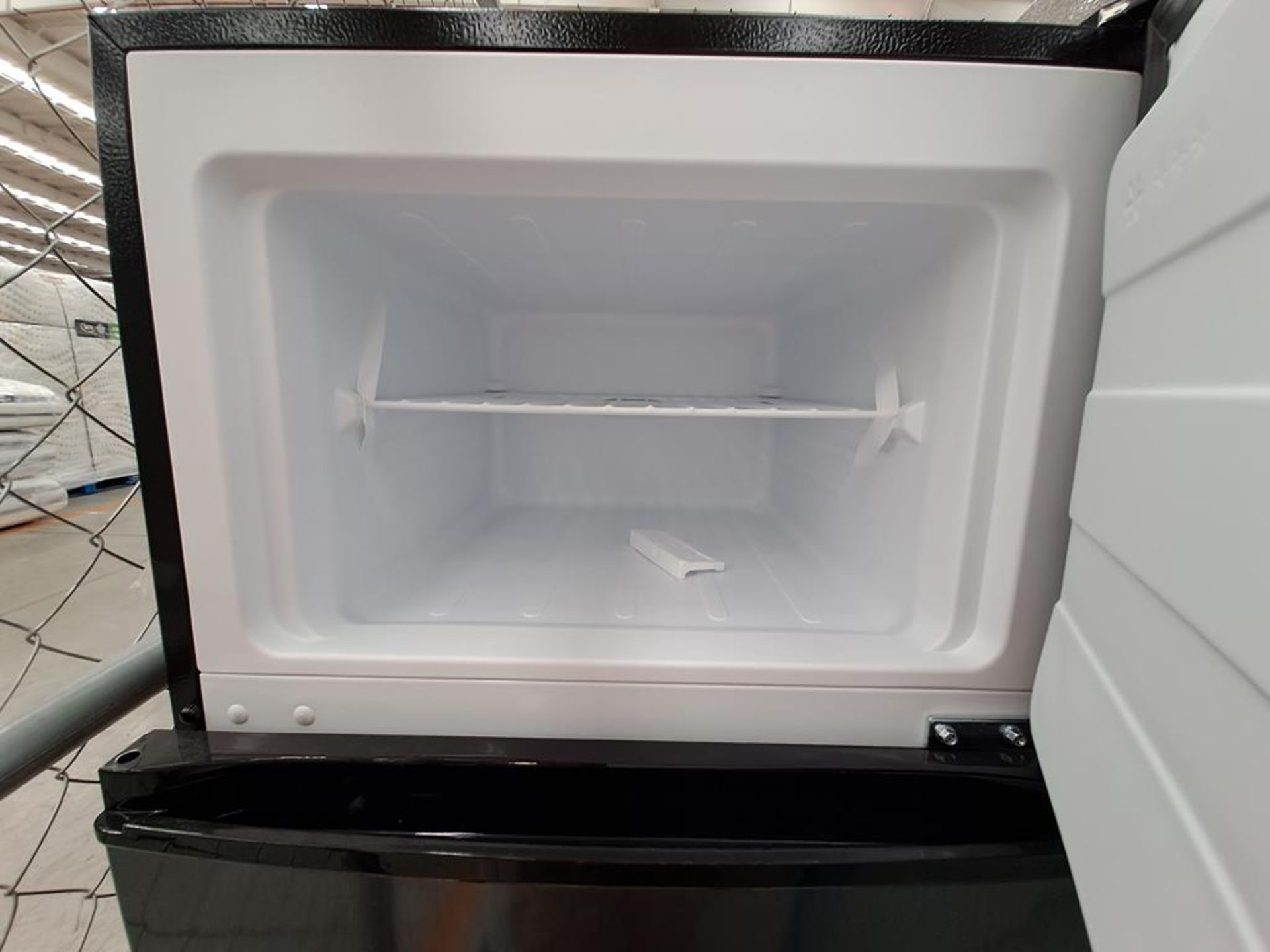 (Equipo nuevo) Lote de 2 refrigeradores contiene: 1 refrigerador Marca WHIRLPOOL, Modelo WT1231D, S - Image 7 of 9