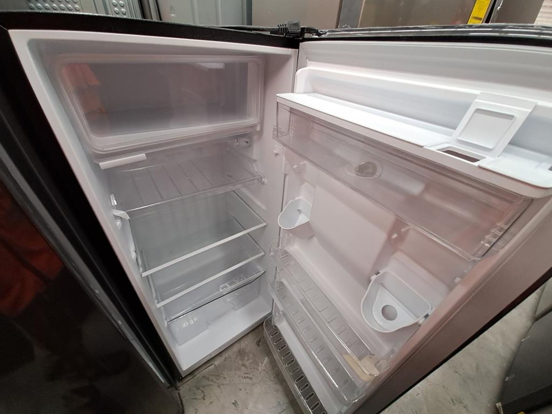 (Equipo nuevo) Lote de 2 refrigeradores contiene: 1 refrigerador con dispensador de agua Marca MABE - Image 8 of 9