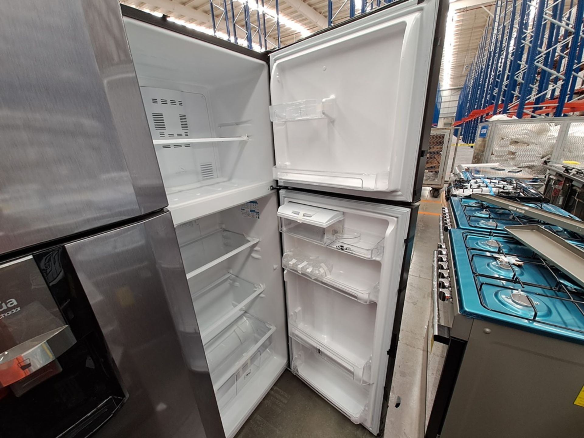 (Daño estético) Lote de 2 refrigeradores contiene: 1 Refrigerador con dispensador de agua Marca MAB - Image 7 of 8