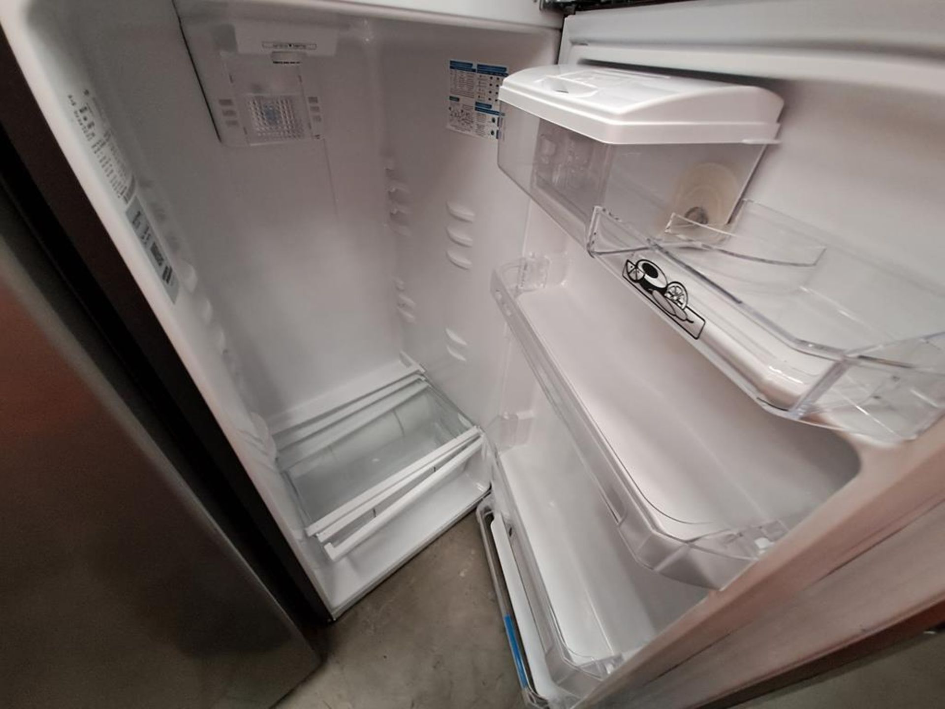 (Equipo nuevo) Lote de 2 refrigeradores contiene: 1 refrigerador con dispensador de agua Marca MABE - Image 9 of 10