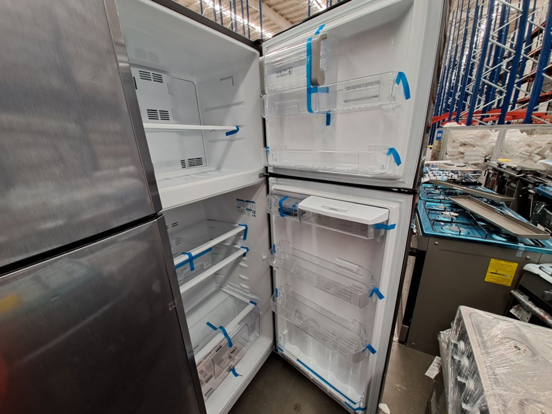 Lote de 2 refrigeradores contiene: 1 Refrigerador con dispensador de agua Marca MABE, Modelo MRT400 - Image 4 of 9