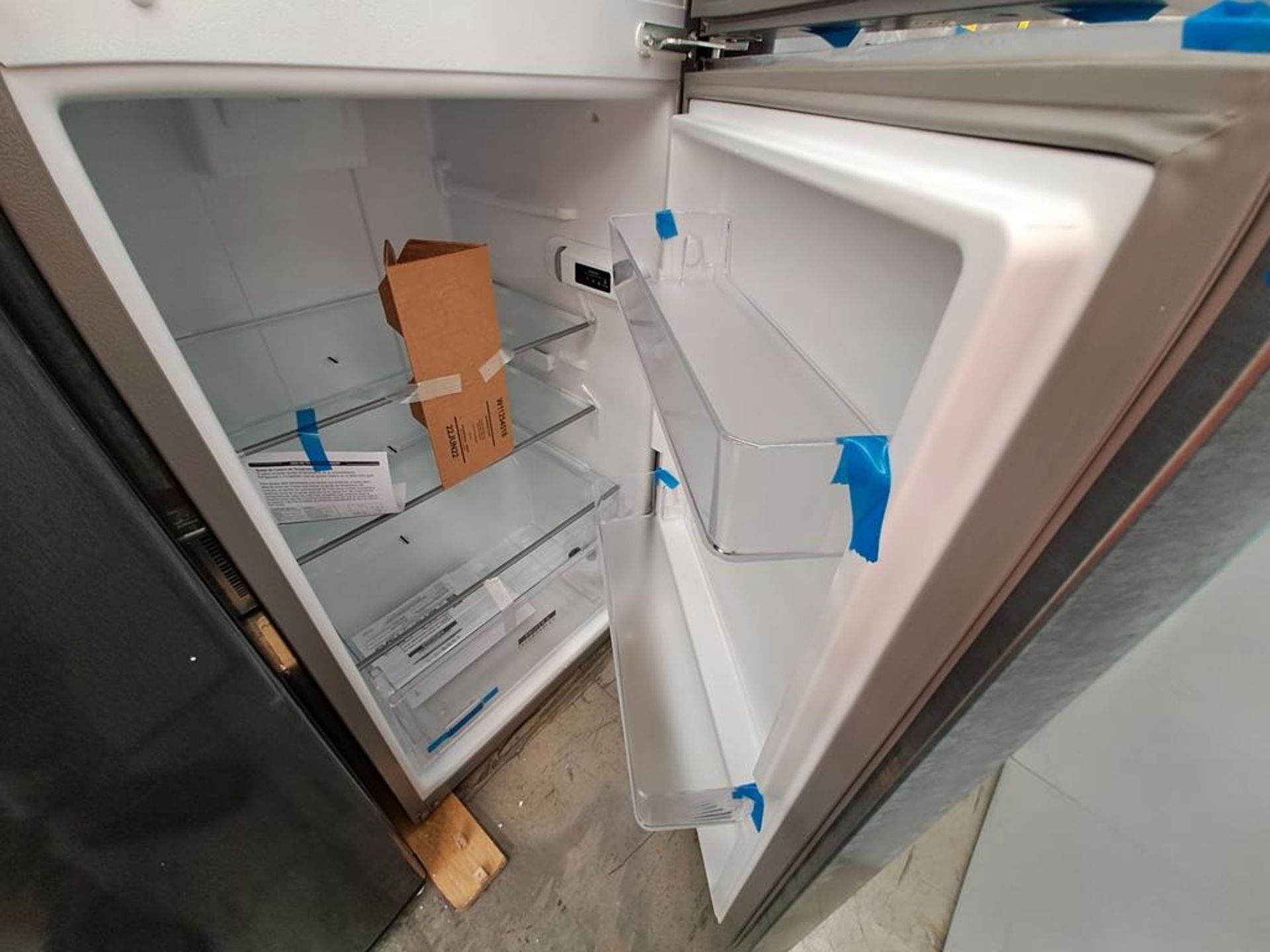 (Equipo nuevo) Lote de 2 refrigeradores contiene: 1 refrigerador Marca WHIRLPOOL, Modelo WT1231D, S - Image 6 of 9
