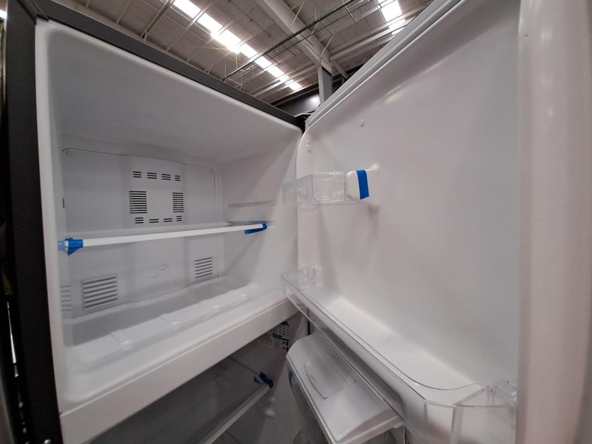 Lote de 2 refrigeradores contiene: 1 Refrigerador con dispensador de agua Marca MABE, Modelo MRA300 - Image 4 of 8