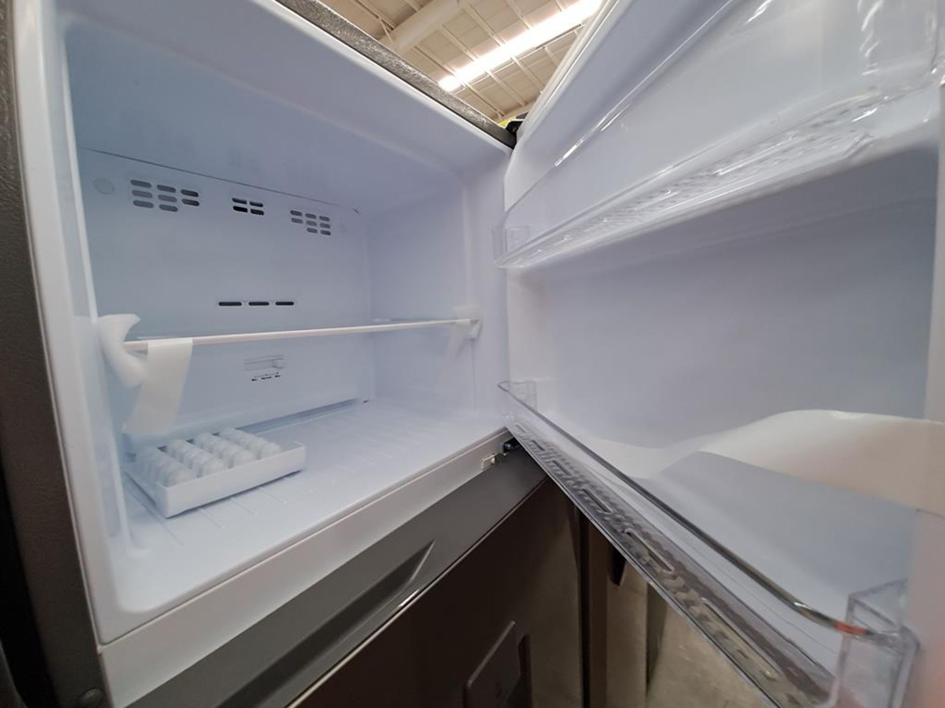 (Equipo nuevo) Lote de 2 refrigeradores contiene: 1 refrigerador con dispensador de agua Marca MABE - Image 6 of 10