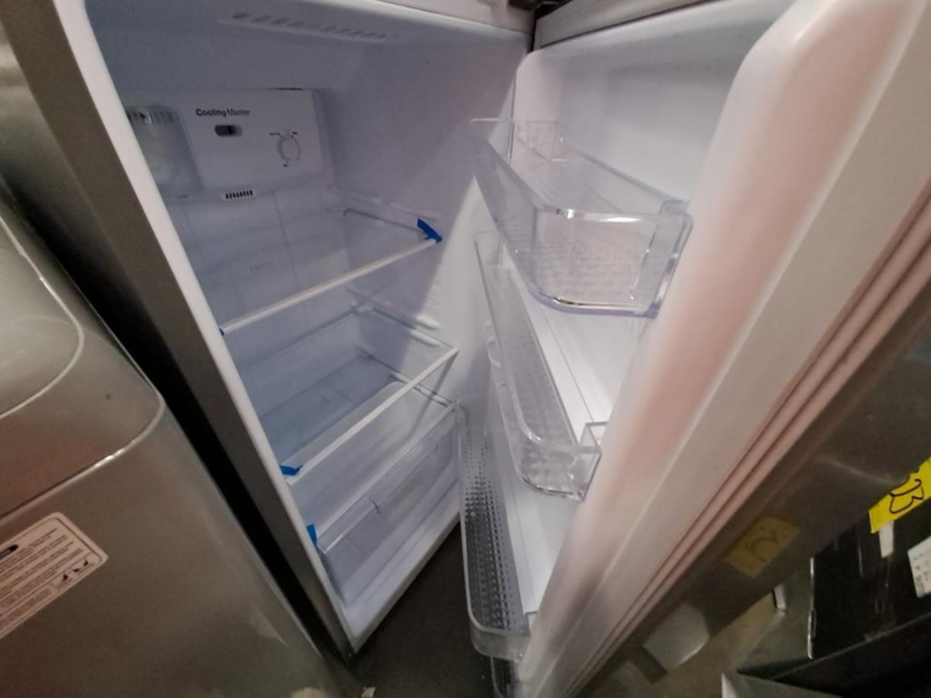 Lote de 2 refrigeradores contiene: 1 Refrigerador con dispensador de agua Marca MABE, Modelo MRA300 - Image 7 of 8