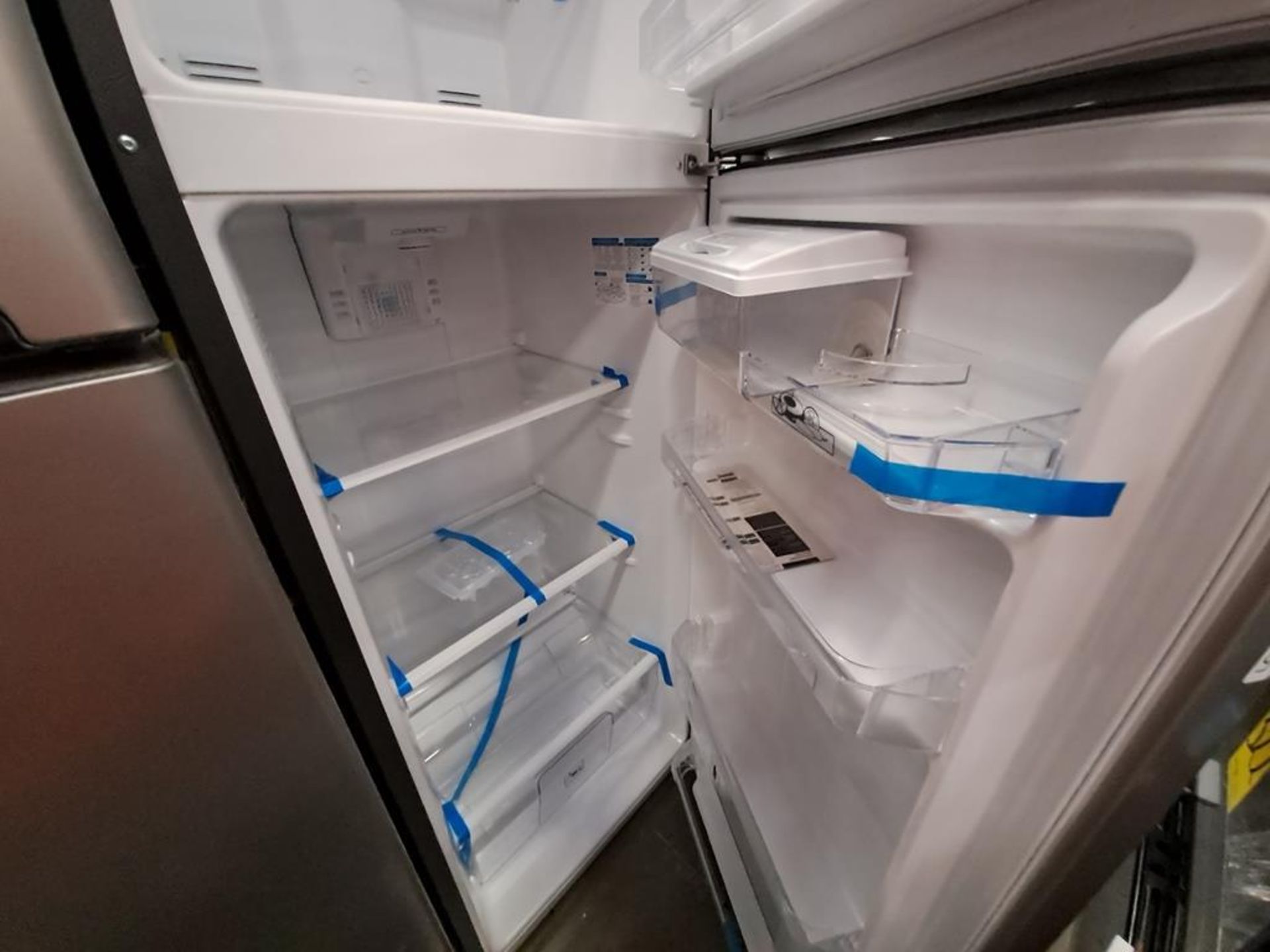 Lote de 2 refrigeradores contiene: 1 Refrigerador con dispensador de agua Marca MABE, Modelo MRA300 - Image 5 of 8