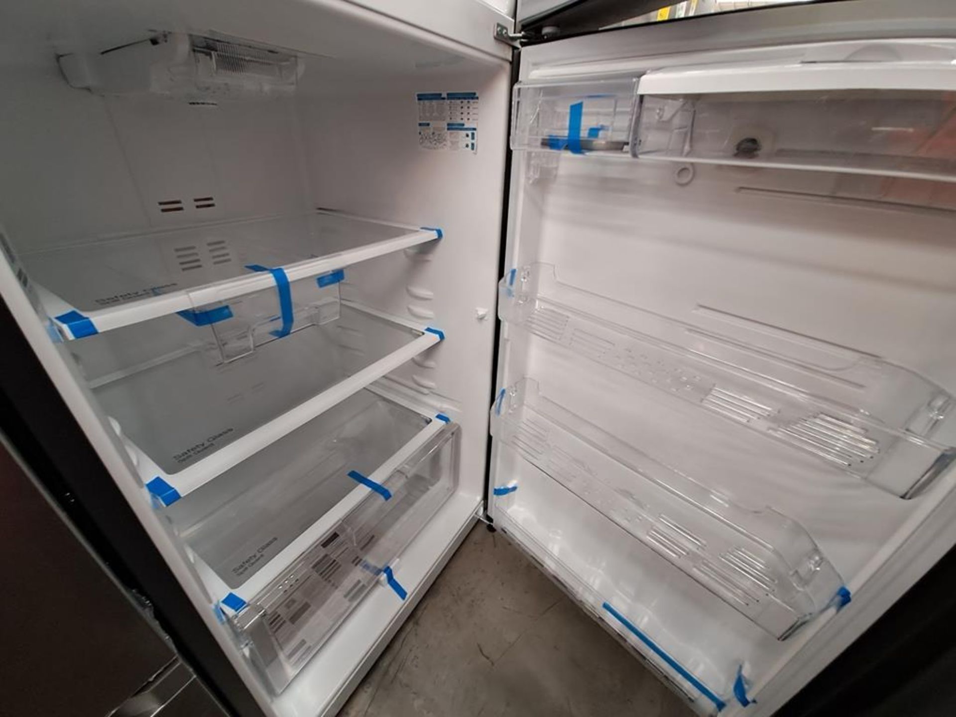(Equipo nuevo) Lote de 2 refrigeradores contiene: 1 refrigerador con dispensador de agua Marca MABE - Image 7 of 9