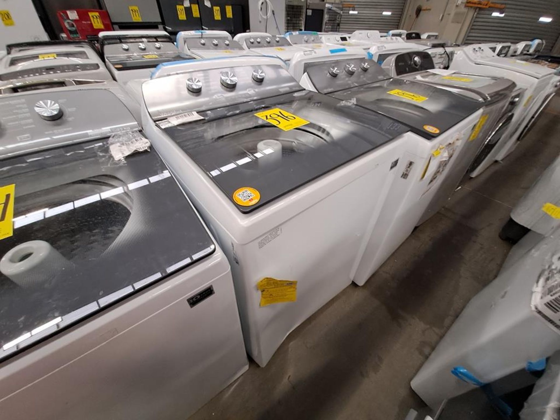 (Daño estético) Lote de 2 lavadoras contiene: 1 Lavadora de 18 KG Marca WHIRLPOOL, Modelo 8MWTW1823 - Image 3 of 8