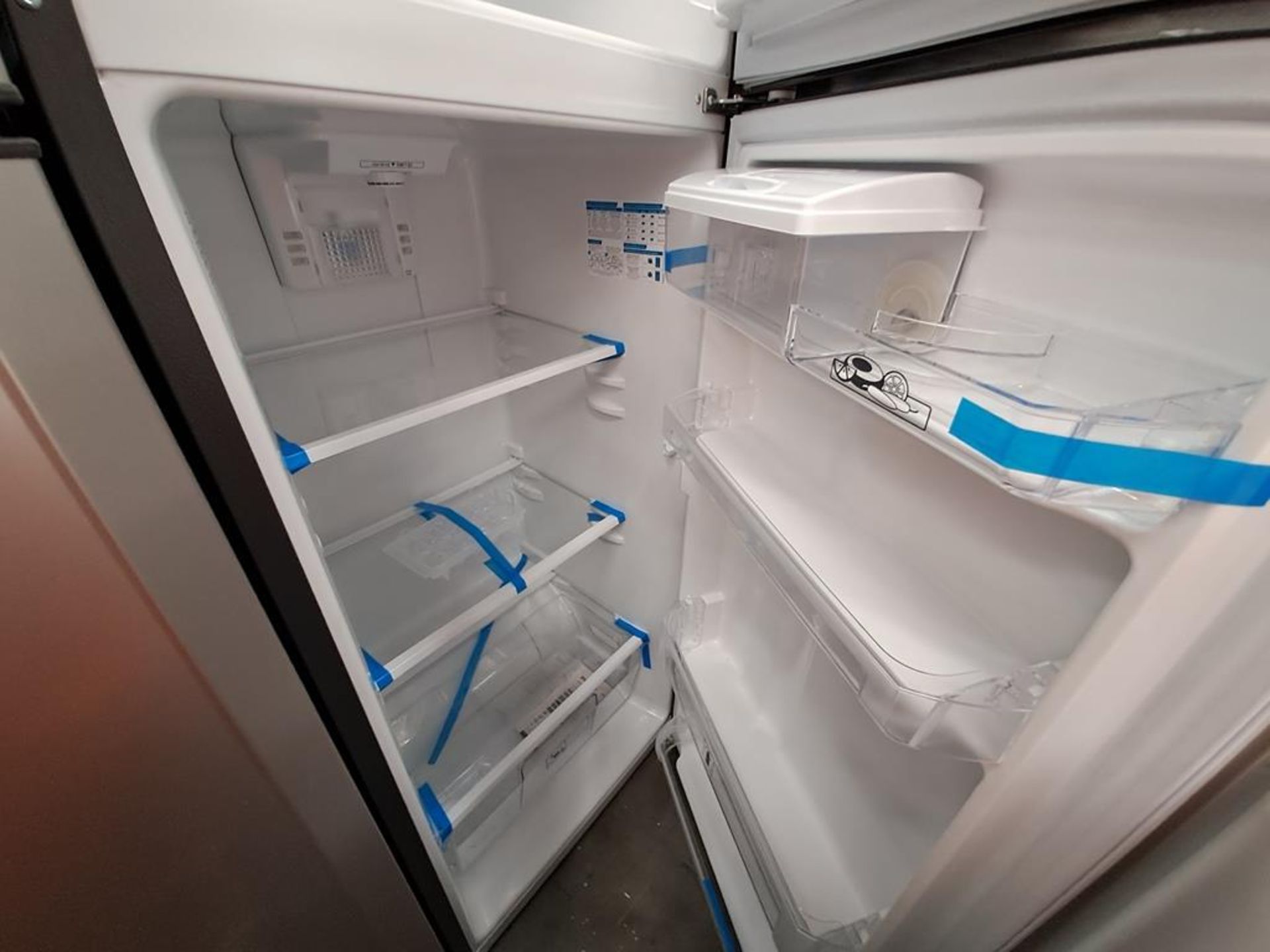 (Equipo nuevo) Lote de 2 refrigeradores contiene: 1 refrigerador con dispensador de agua Marca MABE - Image 9 of 10