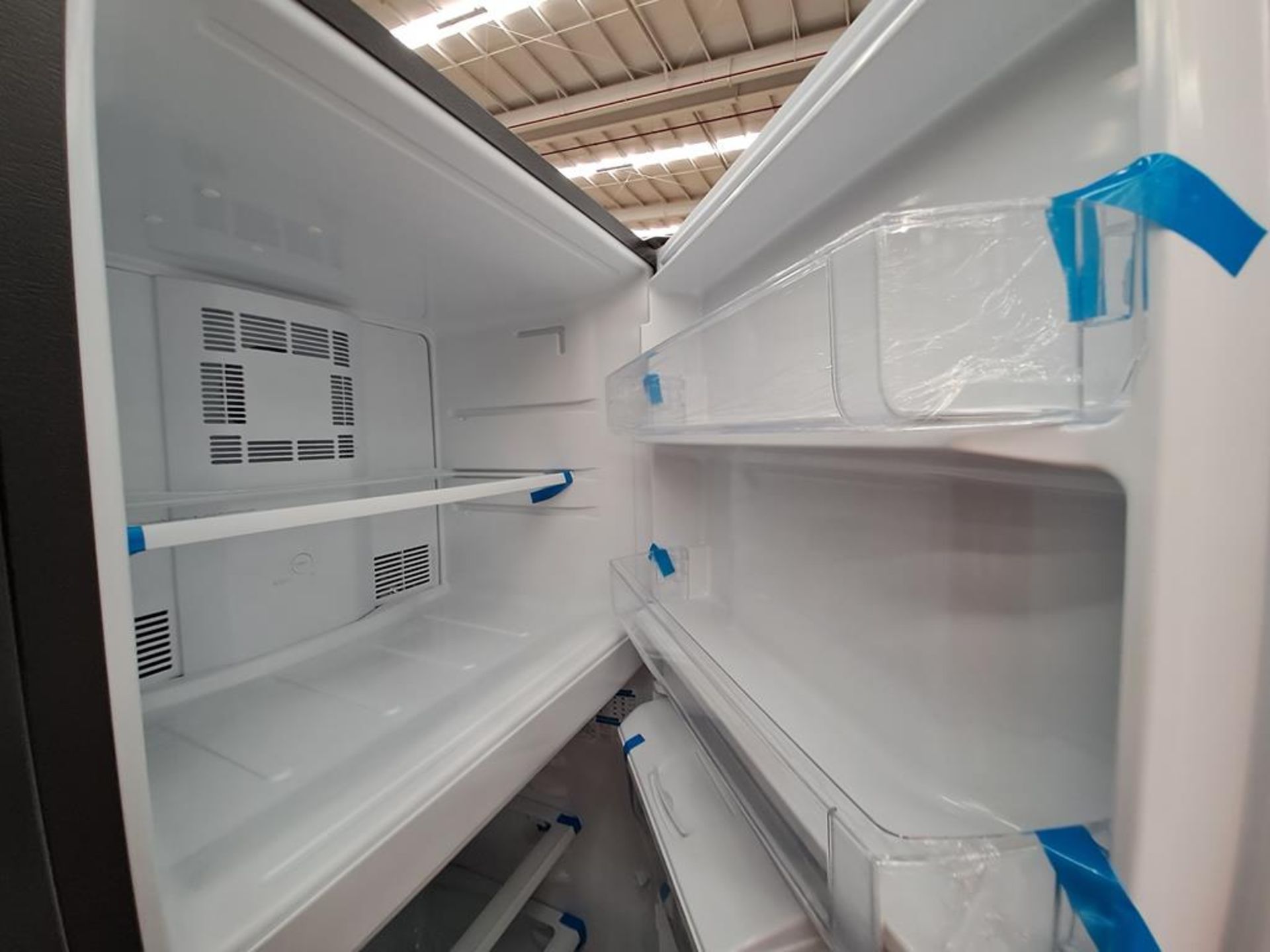 (Equipo nuevo) Lote de 2 refrigeradores contiene: 1 refrigerador con dispensador de agua Marca MABE - Image 6 of 10