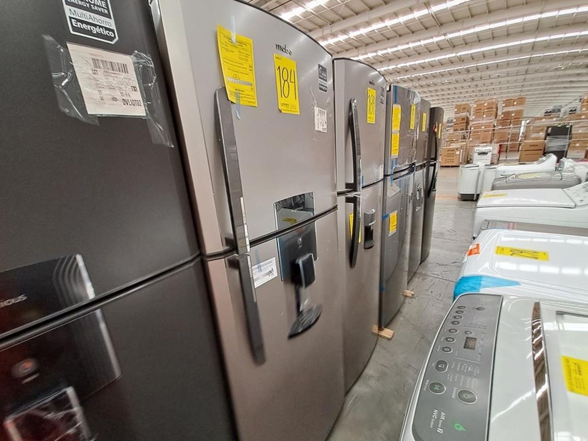 (Equipo nuevo) Lote de 2 refrigeradores contiene: 1 refrigerador con dispensador de agua Marca MABE - Image 4 of 10