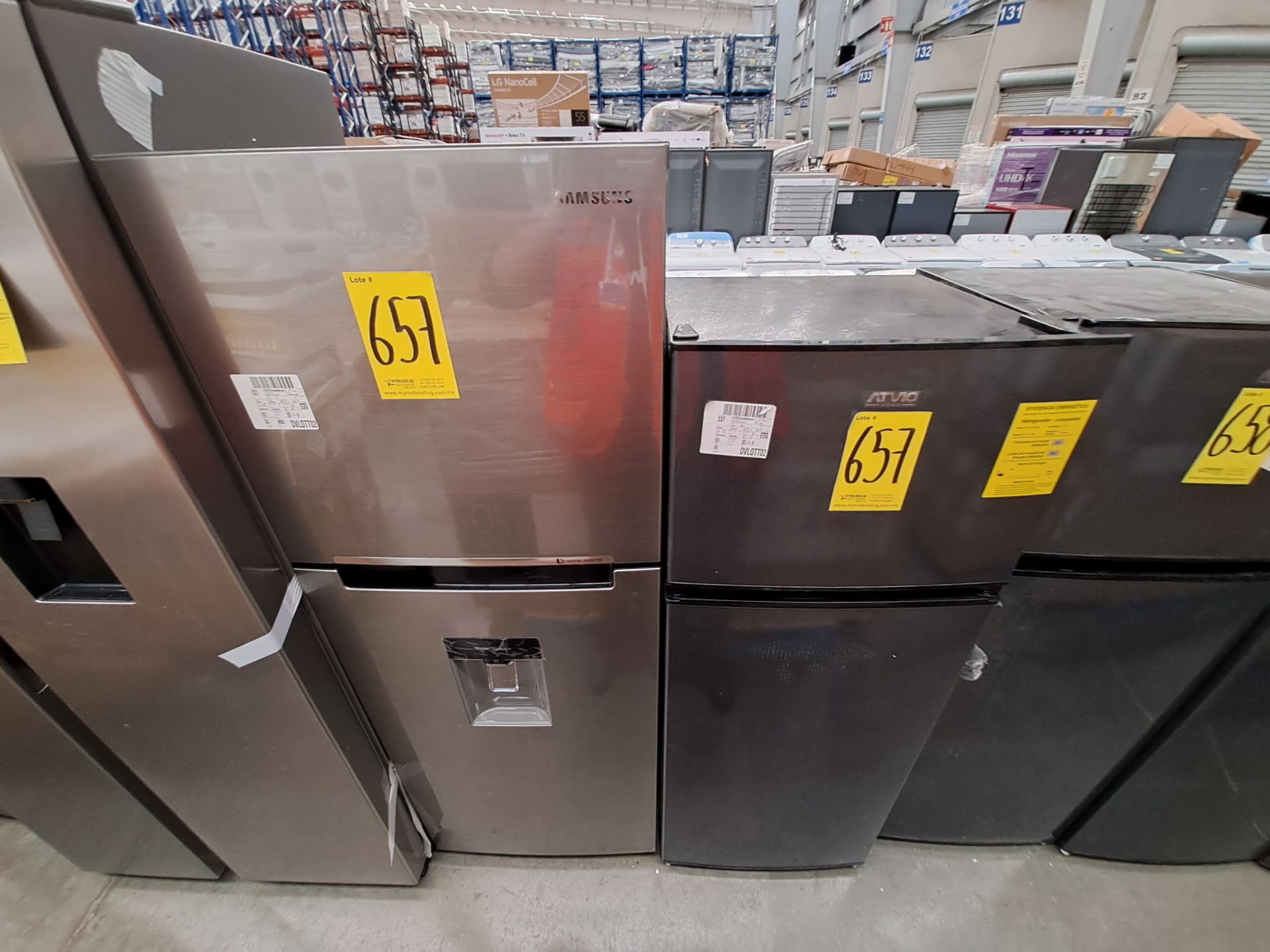 Lote de 2 refrigeradores contiene: 1 Refrigerador con dispensador de agua Marca SAMSUNG, Modelo RT2