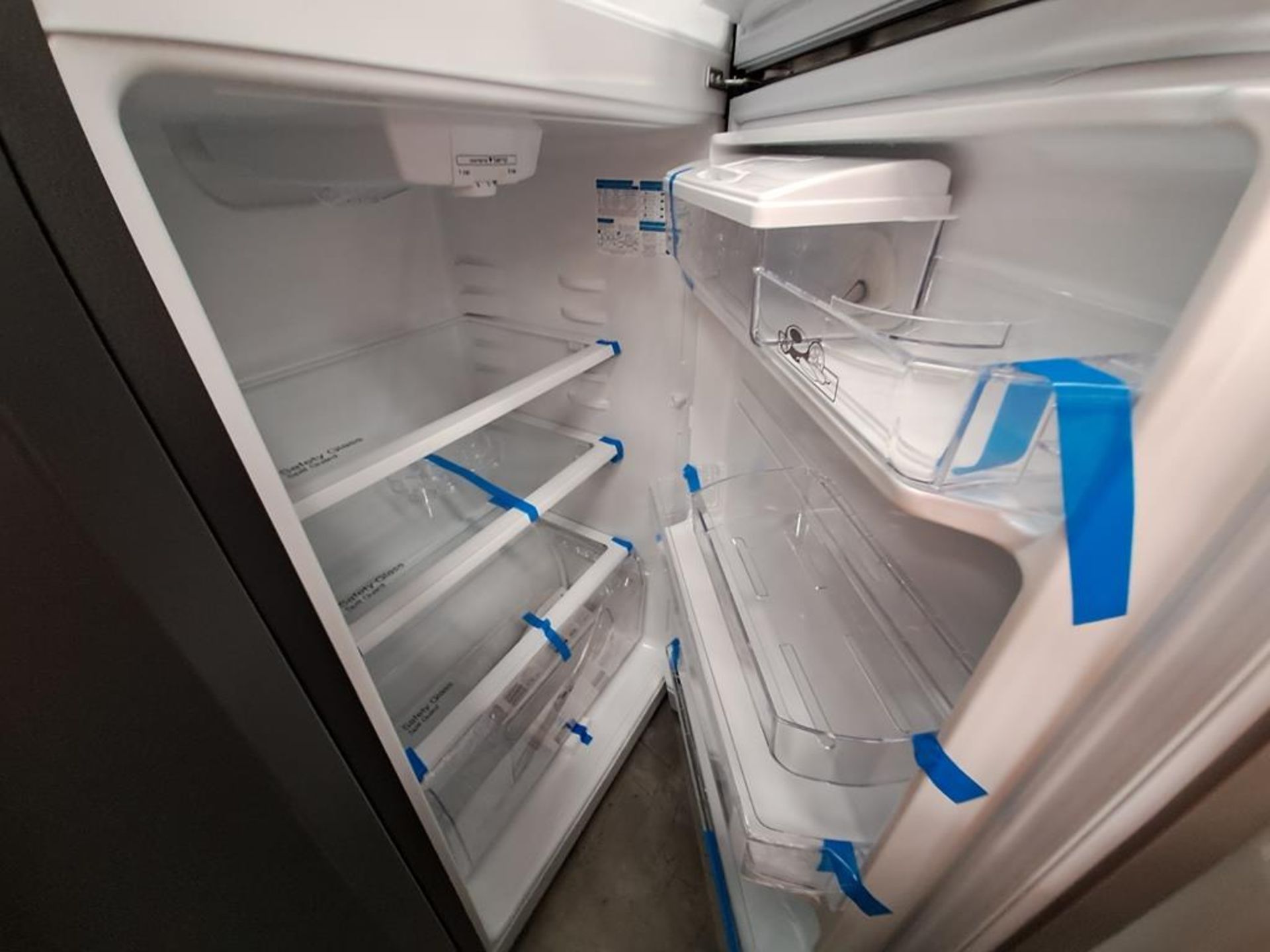 (Equipo nuevo) Lote de 2 refrigeradores contiene: 1 refrigerador con dispensador de agua Marca MABE - Image 7 of 10