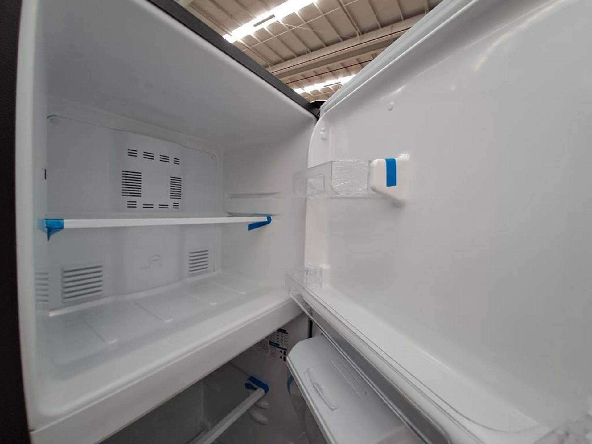 (Equipo nuevo) Lote de 2 refrigeradores contiene: 1 refrigerador con dispensador de agua Marca MABE - Image 8 of 10