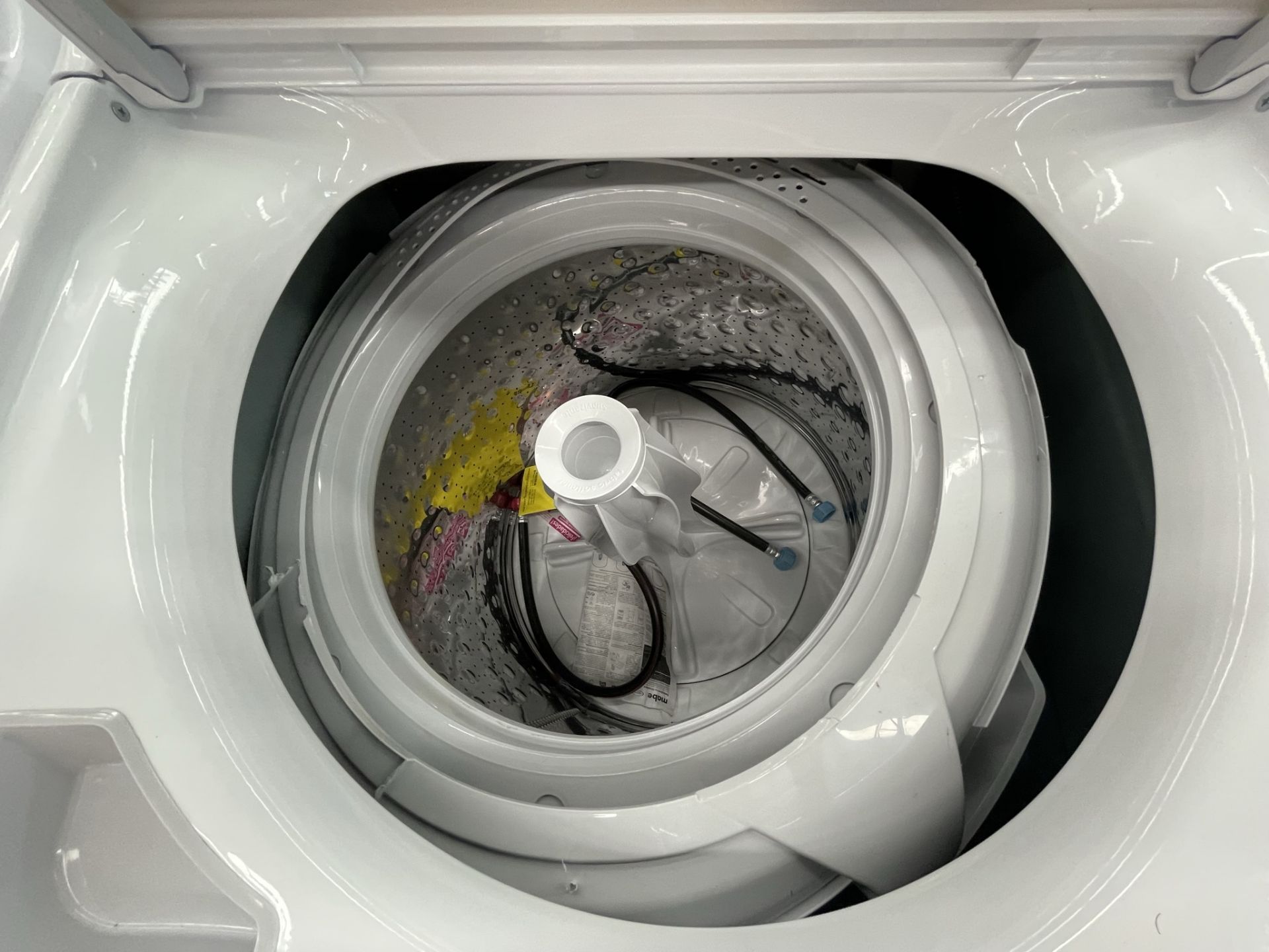 (Detalle estético) Lote de 2 lavadoras contiene: Lavadora de 20 KG Marca MABE, Modelo LMA70213CBAB0 - Image 4 of 6