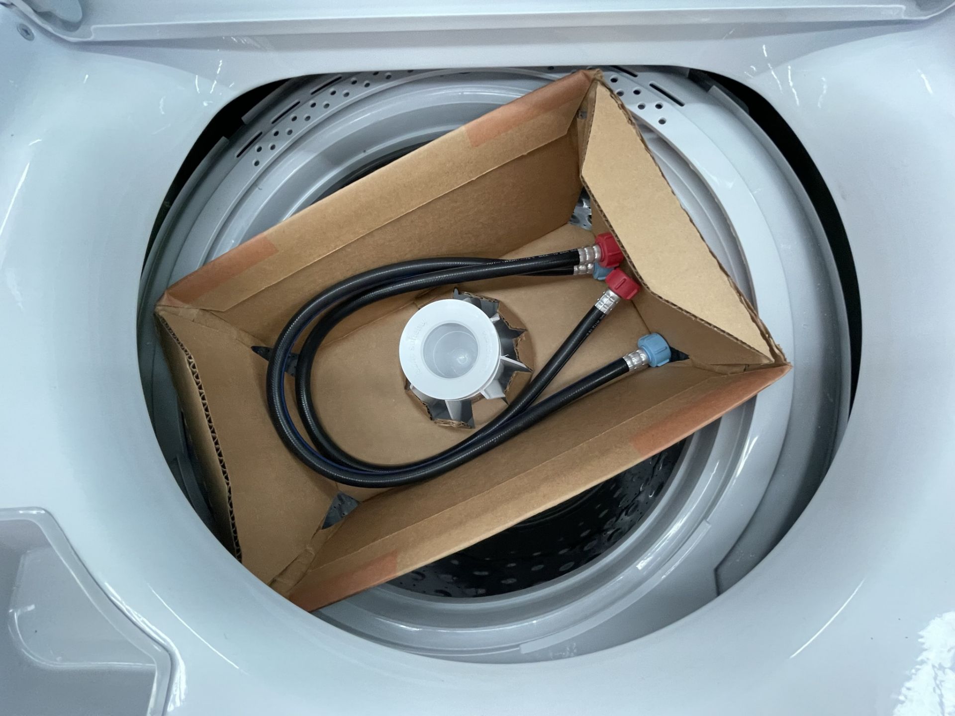 (Detalle estético) Lote de 2 lavadoras contiene: Lavadora de 20 KG Marca MABE, Modelo LMA70213CBAB0 - Image 5 of 6