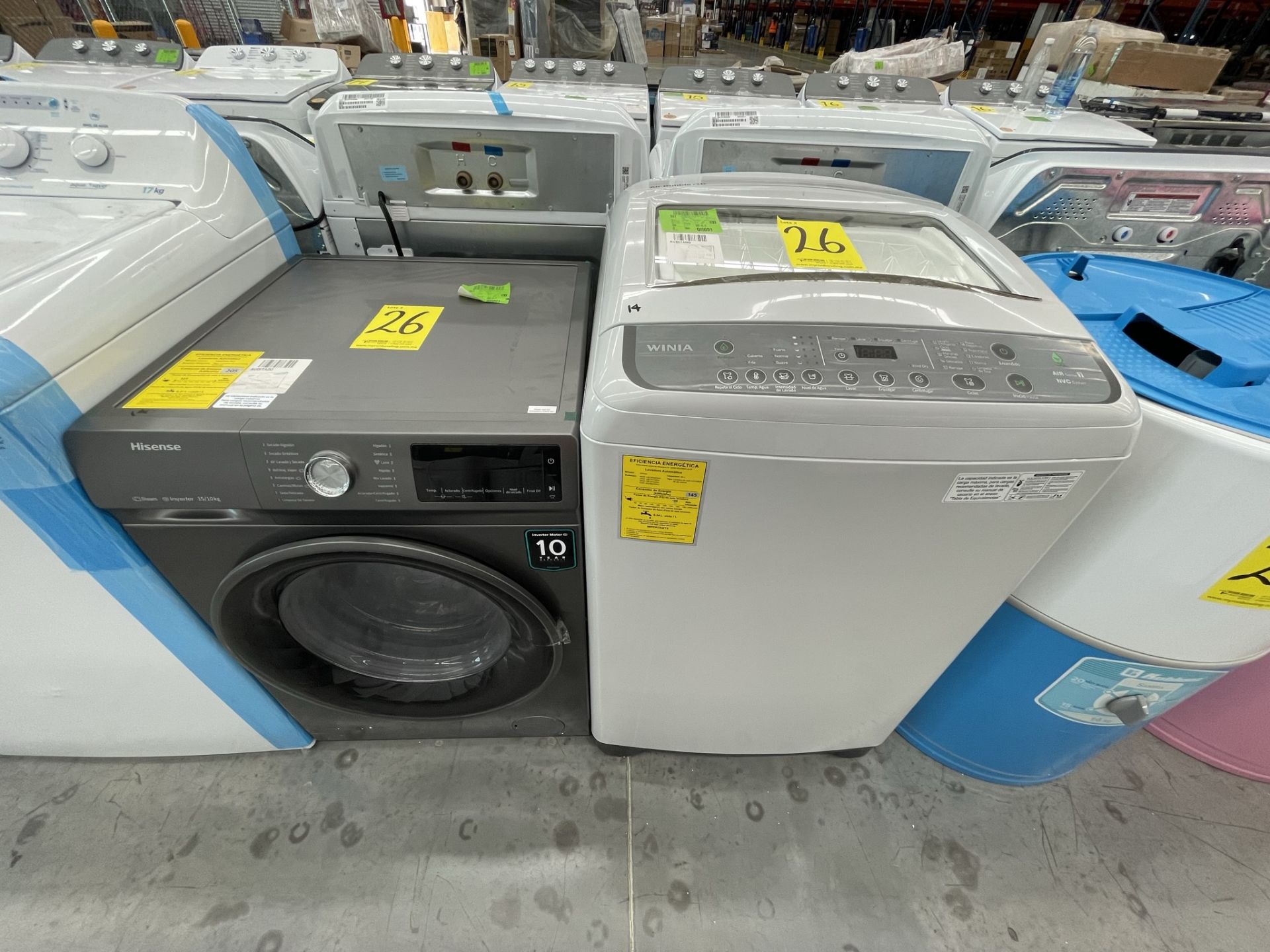 (Detalle estético) Lote de 1 Lavasecadora y 1 lavadora contiene: Lavasecadora de 15/10 KG Marca HIS
