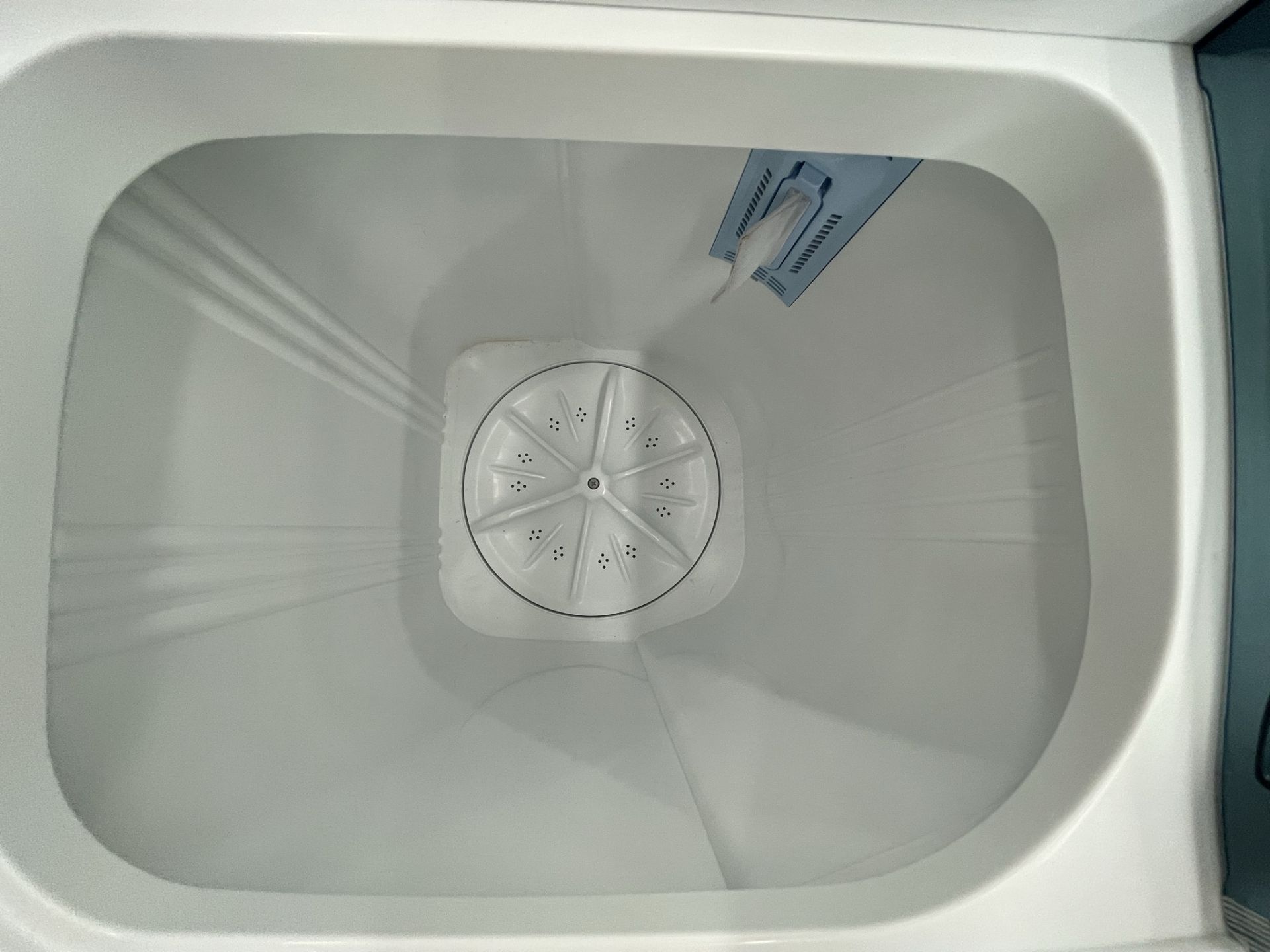 (Detalle estético) Lote de 3 lavadoras contiene: 1 Lavadora de 11 KG Marca ATVIO, Modelo TT11KG, CO - Image 4 of 5