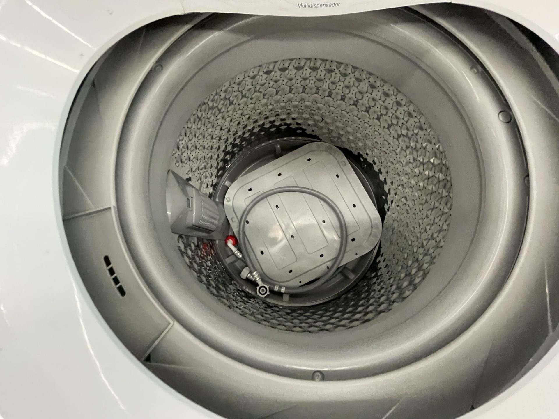 (Detalle estético) Lote de 2 lavadoras contiene: 1 Lavadora de 17 KG Marca ATVIO, ModeloTL17KG, Ser - Image 5 of 6