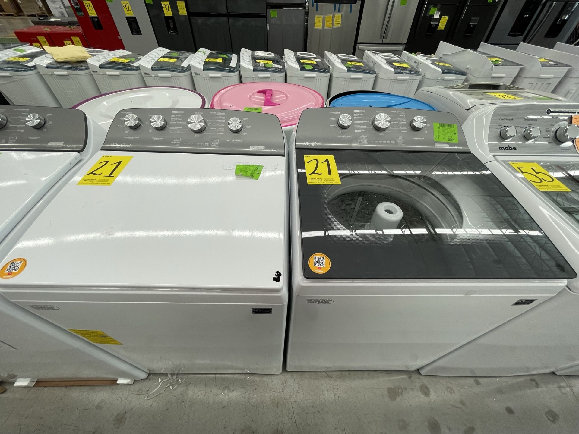 (Detalle estético) Lote de 2 lavadoras contiene: Lavadora de 18 KG Marca WHIRLPOOL, Modelo 8MWTW181