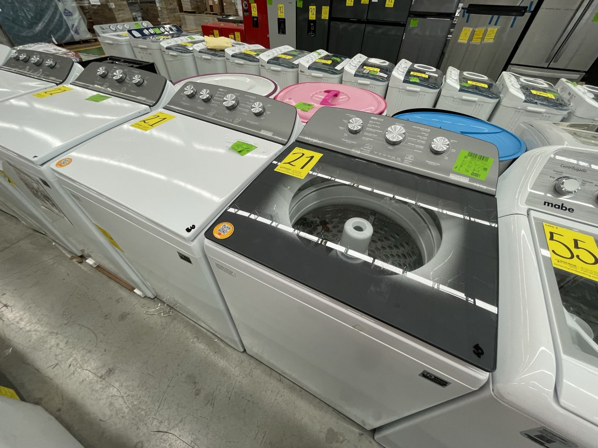 (Detalle estético) Lote de 2 lavadoras contiene: Lavadora de 18 KG Marca WHIRLPOOL, Modelo 8MWTW181 - Image 2 of 6
