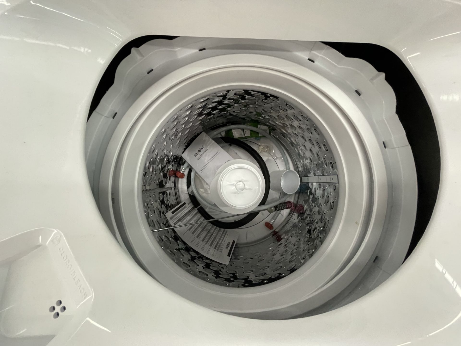 (Detalle estético) Lote de 2 lavadoras contiene: Lavadora de 18 KG Marca WHIRLPOOL, Modelo 8MWTW181 - Image 4 of 6