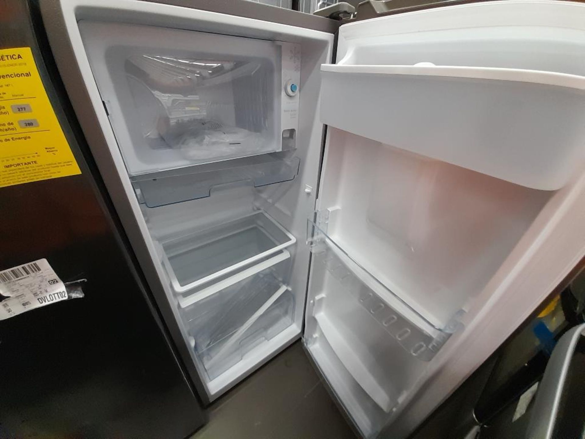 Lote de 2 refrigeradores Contiene: 1 Refrigerador Con Dispensador De Agua Marca HISENSE, Modelo 63D - Image 5 of 6