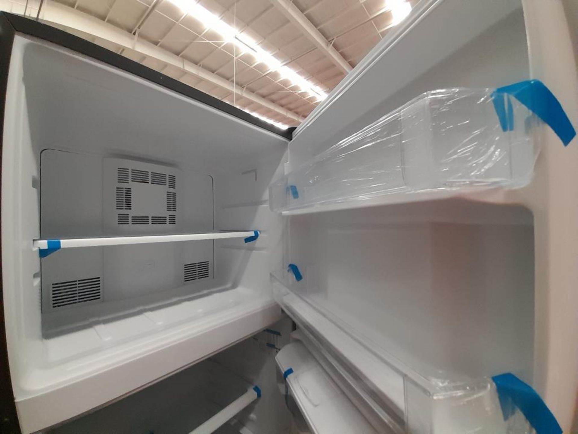 Lote de 2 refrigeradores contiene: 1 Refrigerador Con Dispensador De Agua Marca MABE, Modelo RME360 - Image 6 of 7