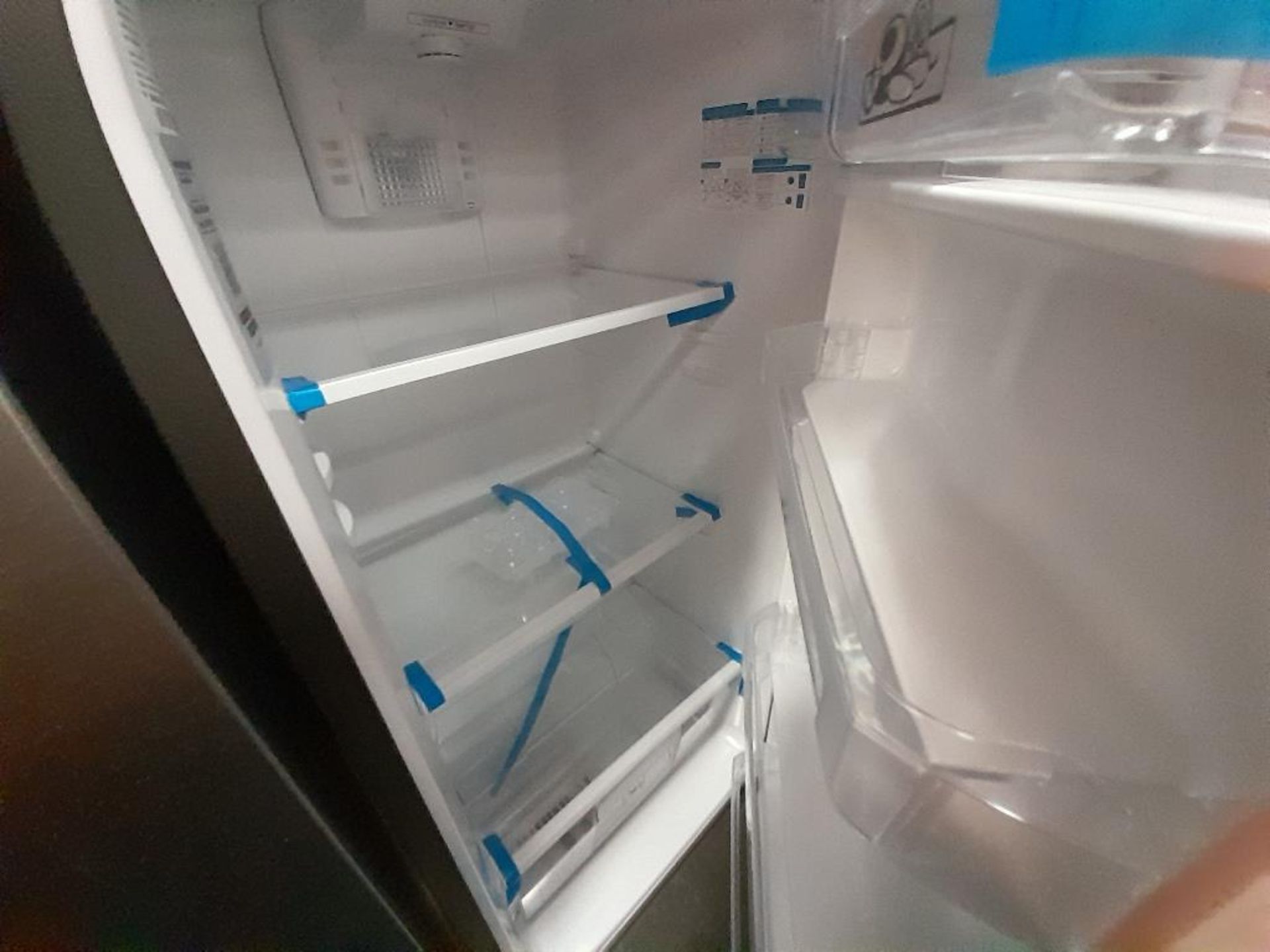 Lote de 2 refrigeradores contiene: 1 Refrigerador Con Dispensador De Agua MABE, Modelo FJMRDA, Seri - Image 7 of 8
