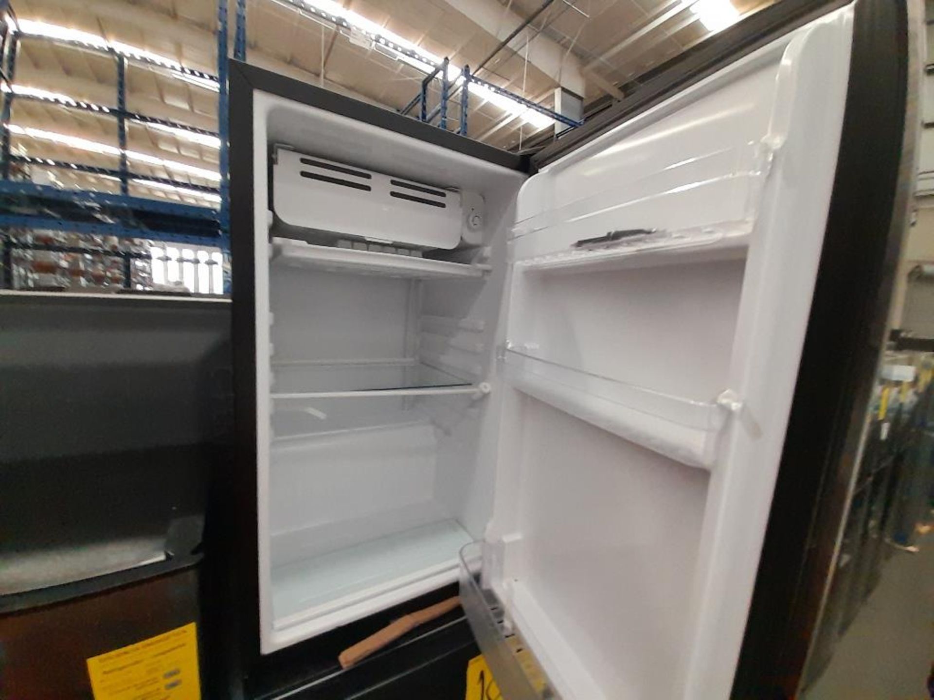 Lote de 3 refrigeradores Contiene: 1 Refrigerador Marca ATVIO, Modelo AT73TMS, Serie ND, Color GRIS - Image 6 of 9