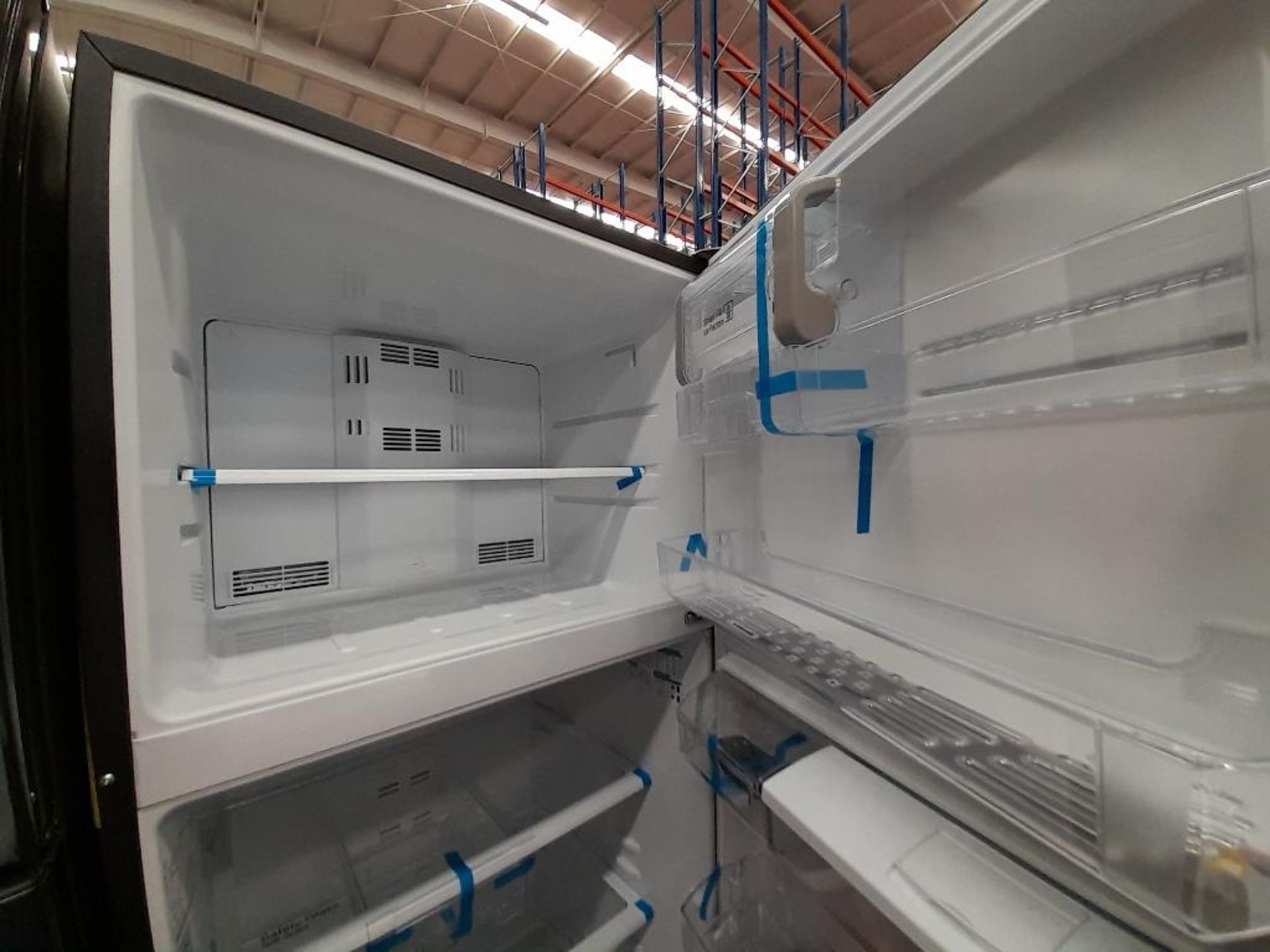 Lote de 2 refrigeradores contiene: 1 Refrigerador Con Dispensador De Agua Marca MABE, Modelo RMS510 - Image 4 of 8