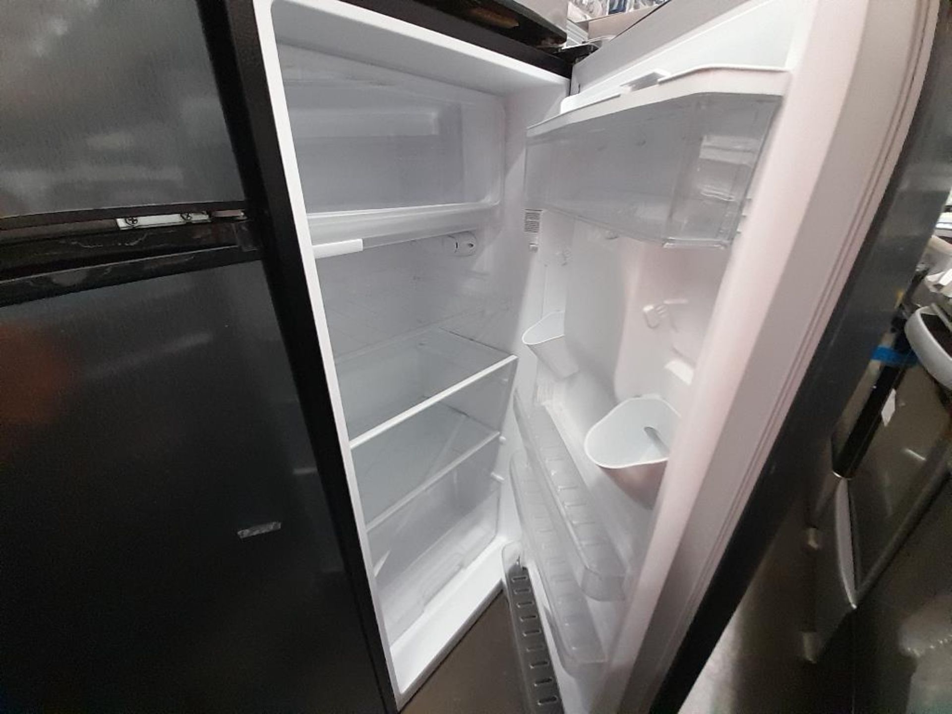 Lote de 3 refrigeradores Contiene: 1 Refrigerador Marca ATVIO, Modelo AT73TMS, Serie ND, Color GRIS - Image 5 of 9