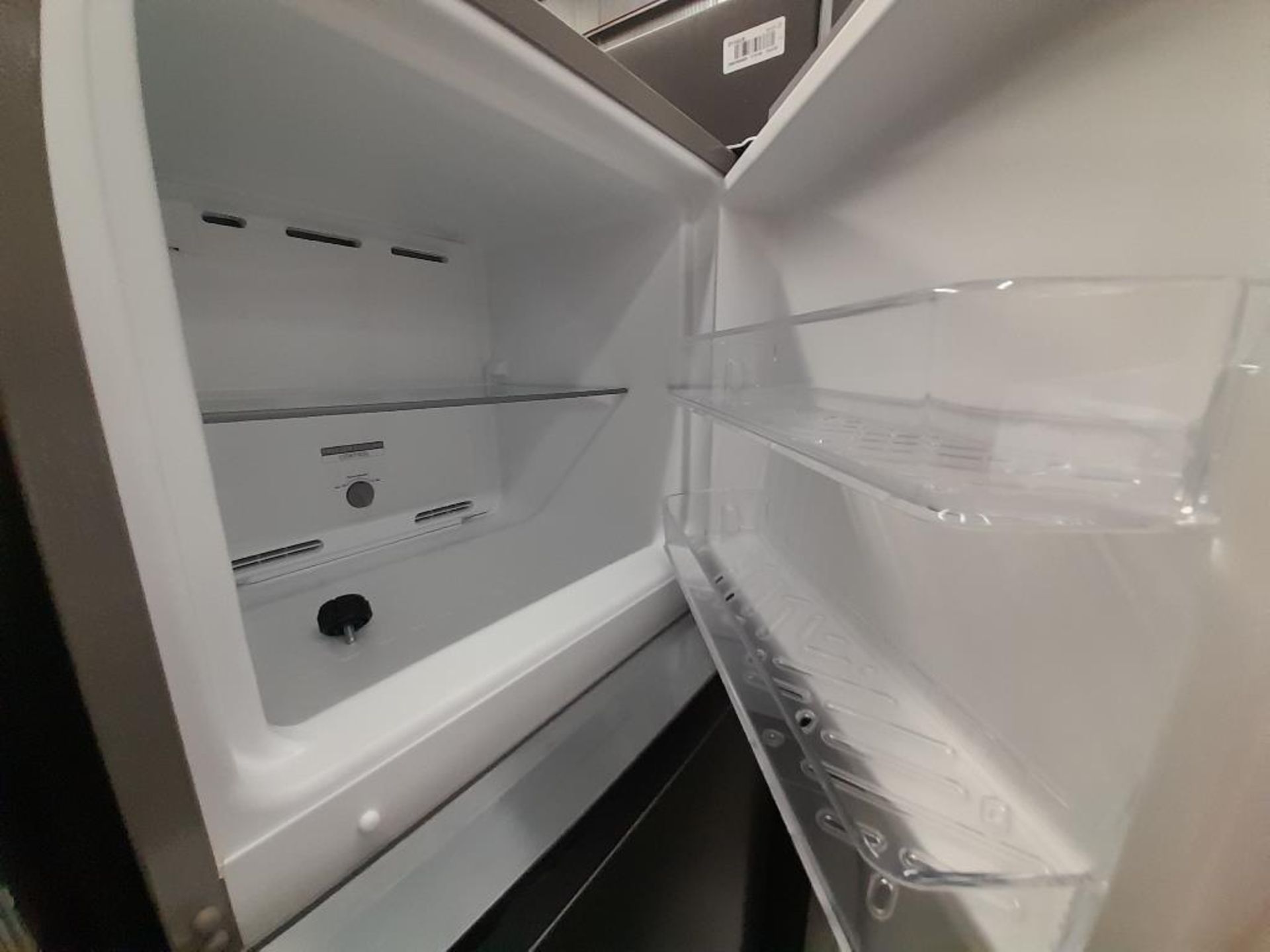 Lote de 2 refrigeradores contiene: 1 Refrigerador Con Dispensador De Agua MABE, Modelo FJMRDA, Seri - Image 4 of 8